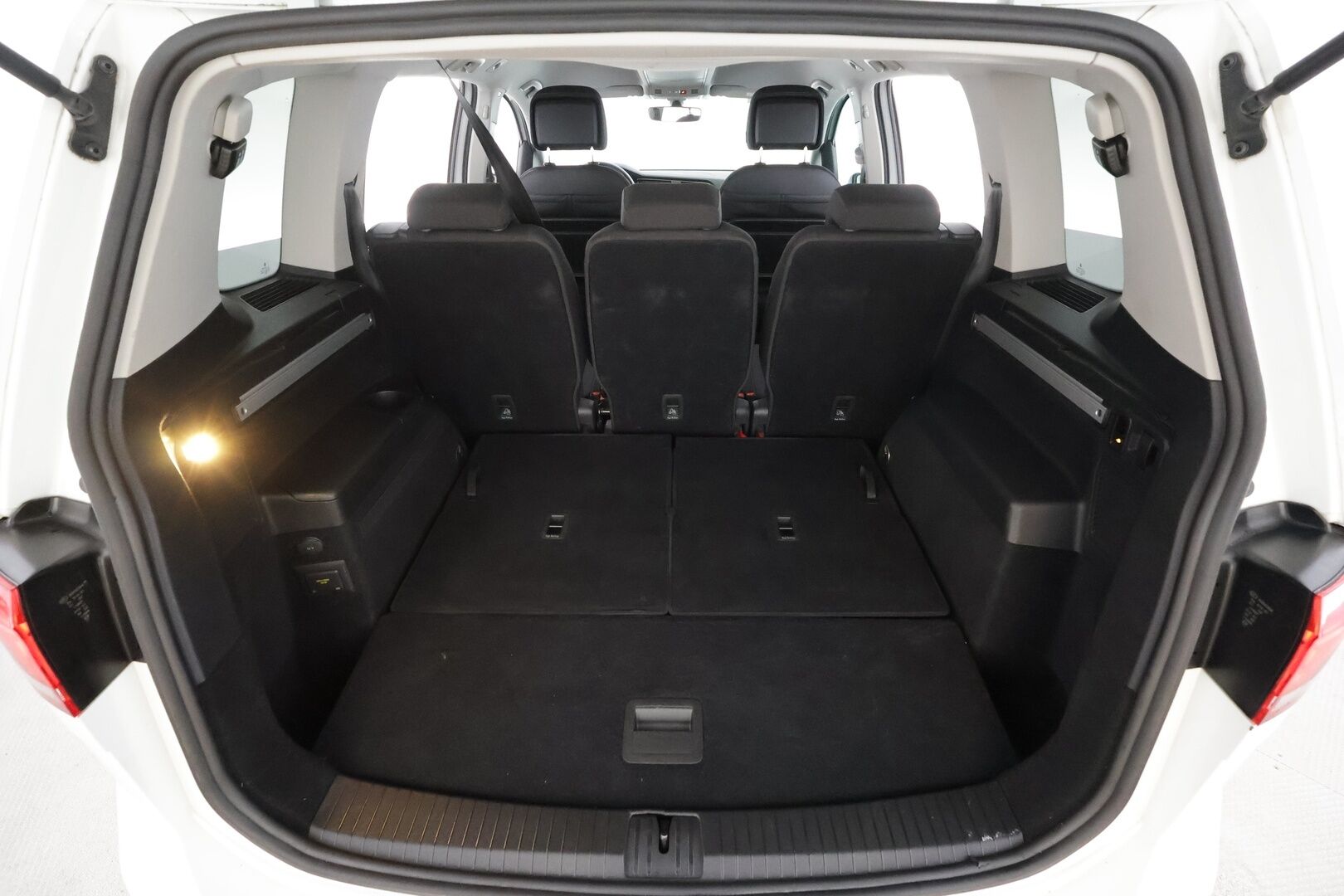 VOLKSWAGEN TOURAN 2022 2.0 TDi 110kW Highline DSG 7-P * ACC / Webasto / Koukku / LED / Navi / P.tutkat / Hierova penkki * - Kahdet renkaat aluvanteilla / Merkkihuollettu / Hyvät varusteet