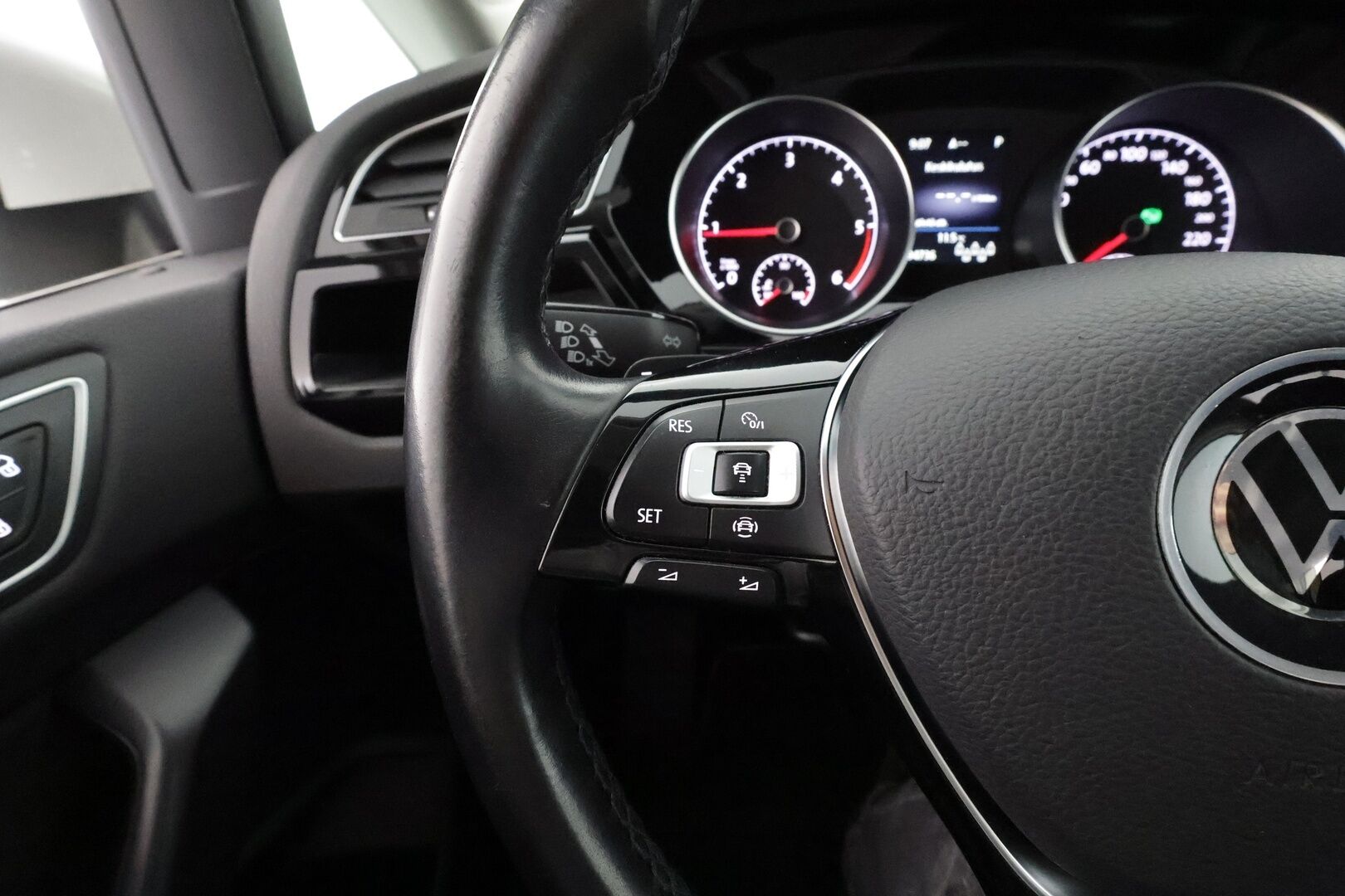 VOLKSWAGEN TOURAN 2022 2.0 TDi 110kW Highline DSG 7-P * ACC / Webasto / Koukku / LED / Navi / P.tutkat / Hierova penkki * - Kahdet renkaat aluvanteilla / Merkkihuollettu / Hyvät varusteet