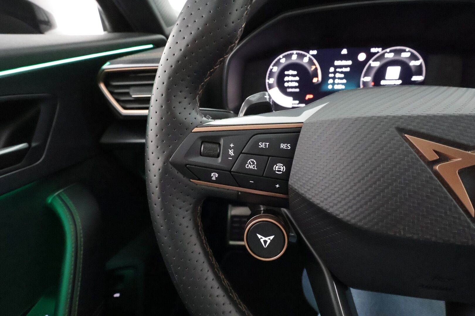 CUPRA FORMENTOR 2025 1.5 eTSI 110 kW MHEV DSG - | ACC | P.Kamera | LED | Puolinahat | Keyless | Apple&Android |