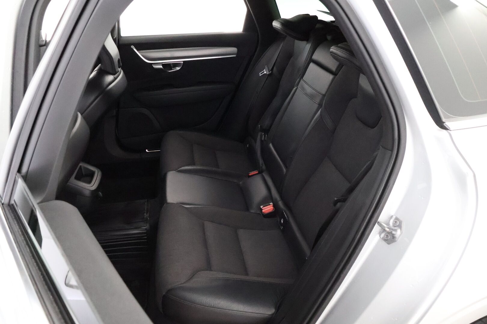 Volvo V90 2019 D4 AWD Momentum aut - Webasto / Adapt.Vakkari / P.Kamera / High Perf.Audio / Puolinahat / Ratinlämmitin / Sähköluukku