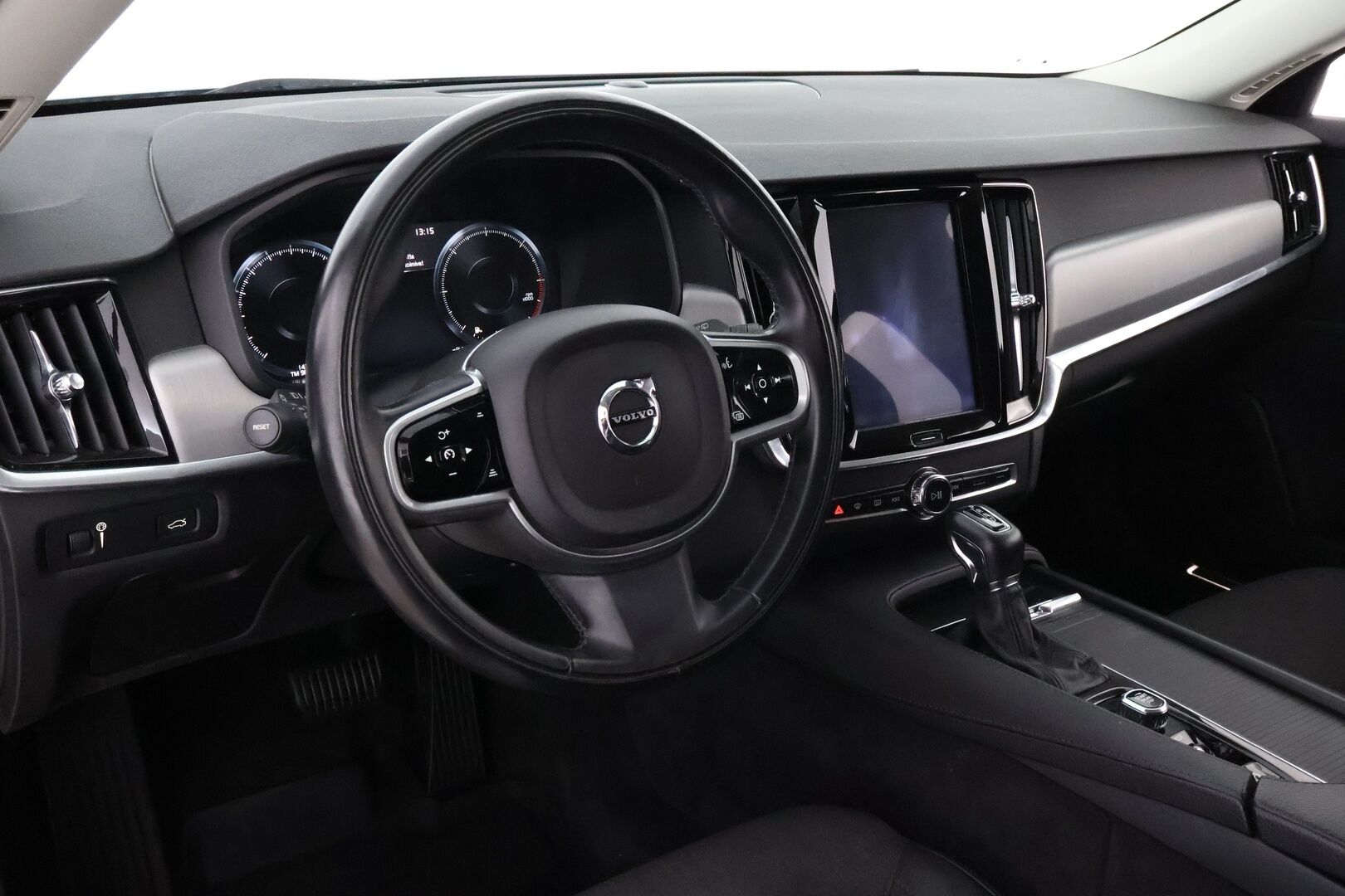 Volvo V90 2019 D4 AWD Momentum aut - Webasto / Adapt.Vakkari / P.Kamera / High Perf.Audio / Puolinahat / Ratinlämmitin / Sähköluukku