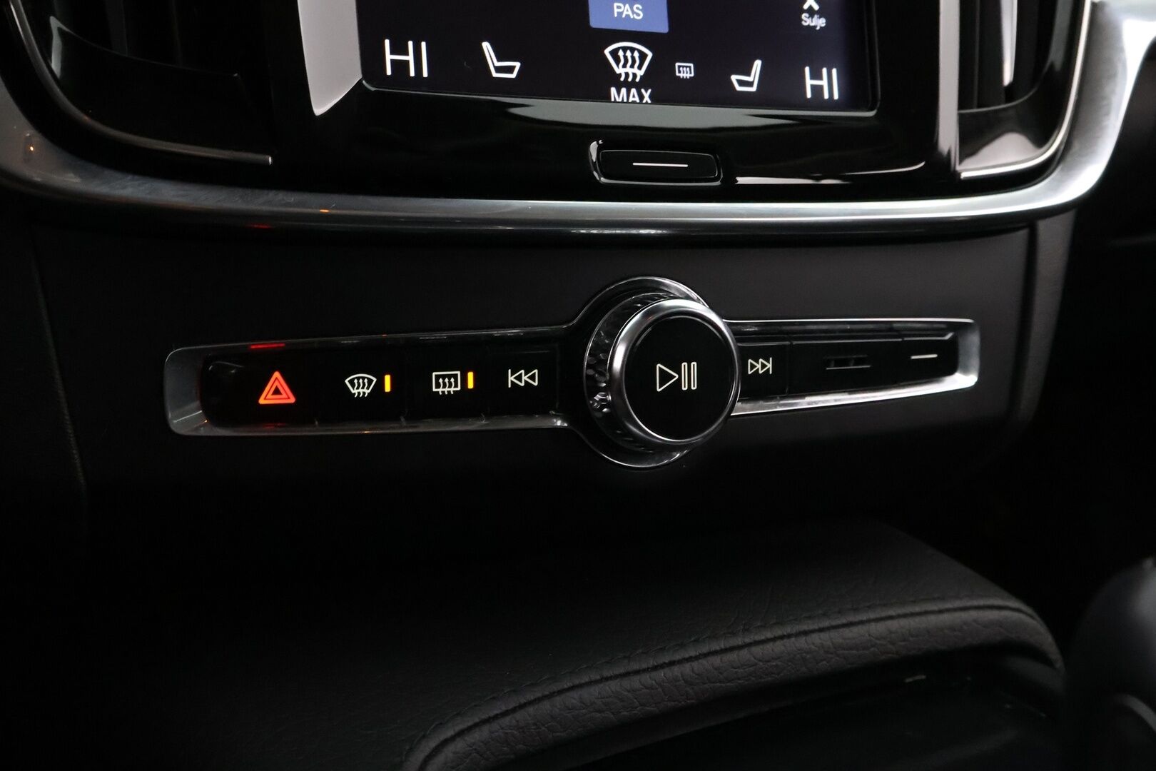 Volvo V90 2019 D4 AWD Momentum aut - Webasto / Adapt.Vakkari / P.Kamera / High Perf.Audio / Puolinahat / Ratinlämmitin / Sähköluukku