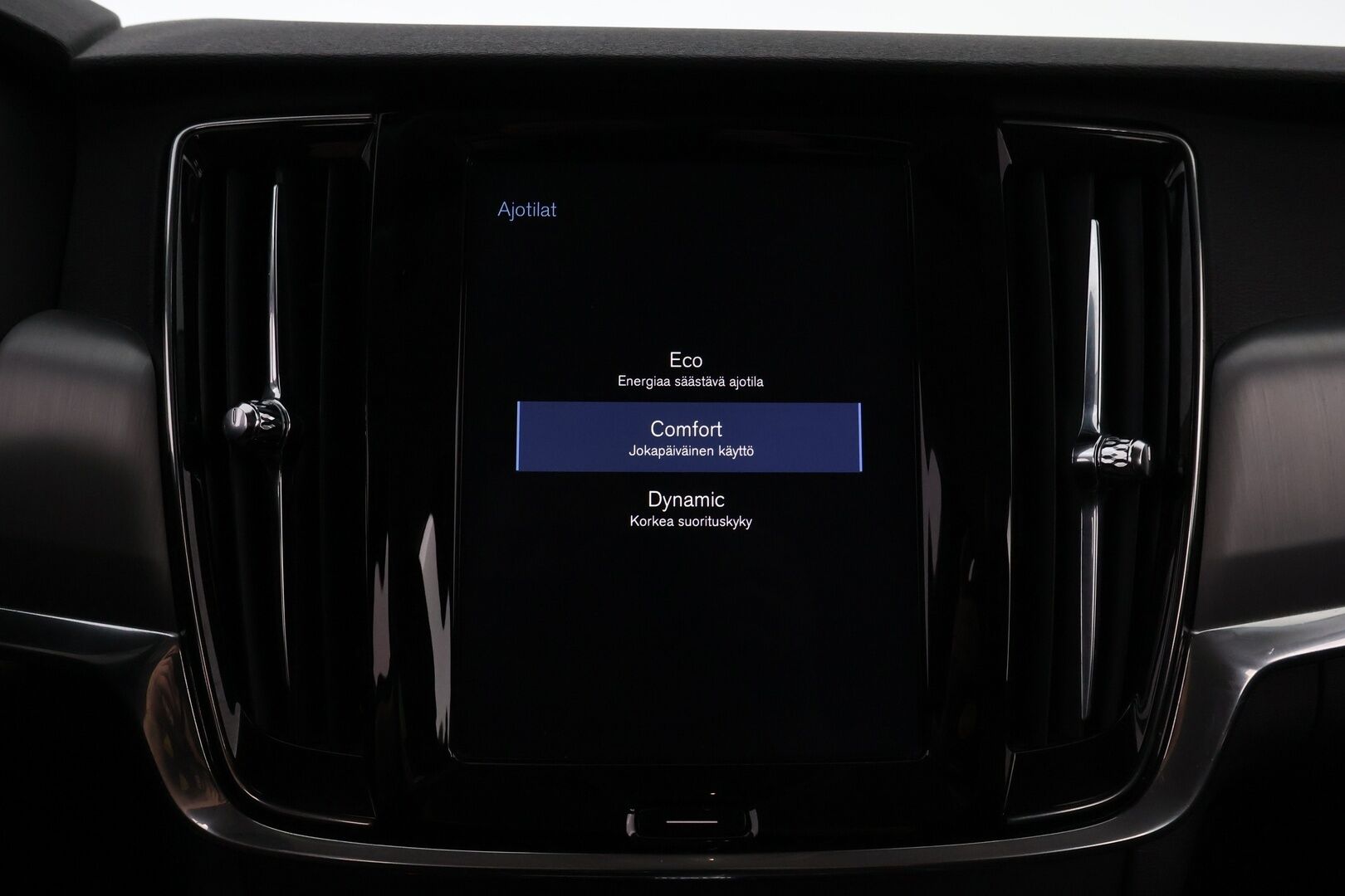 Volvo V90 2019 D4 AWD Momentum aut - Webasto / Adapt.Vakkari / P.Kamera / High Perf.Audio / Puolinahat / Ratinlämmitin / Sähköluukku