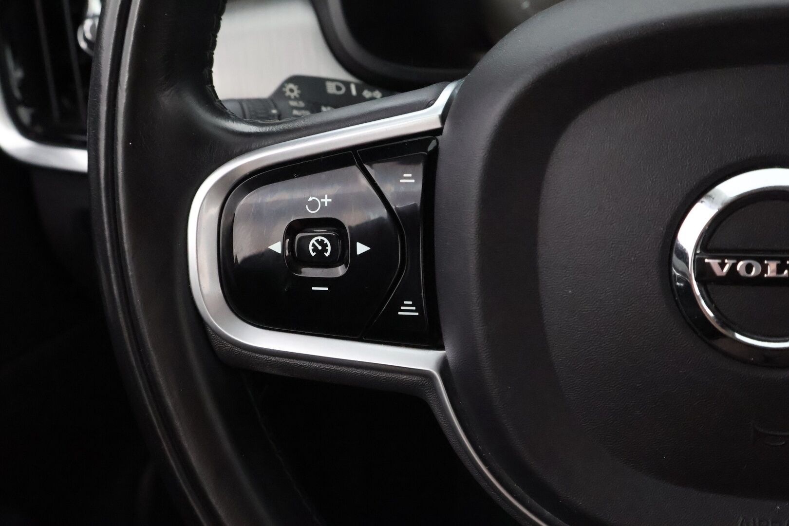 Volvo V90 2019 D4 AWD Momentum aut - Webasto / Adapt.Vakkari / P.Kamera / High Perf.Audio / Puolinahat / Ratinlämmitin / Sähköluukku