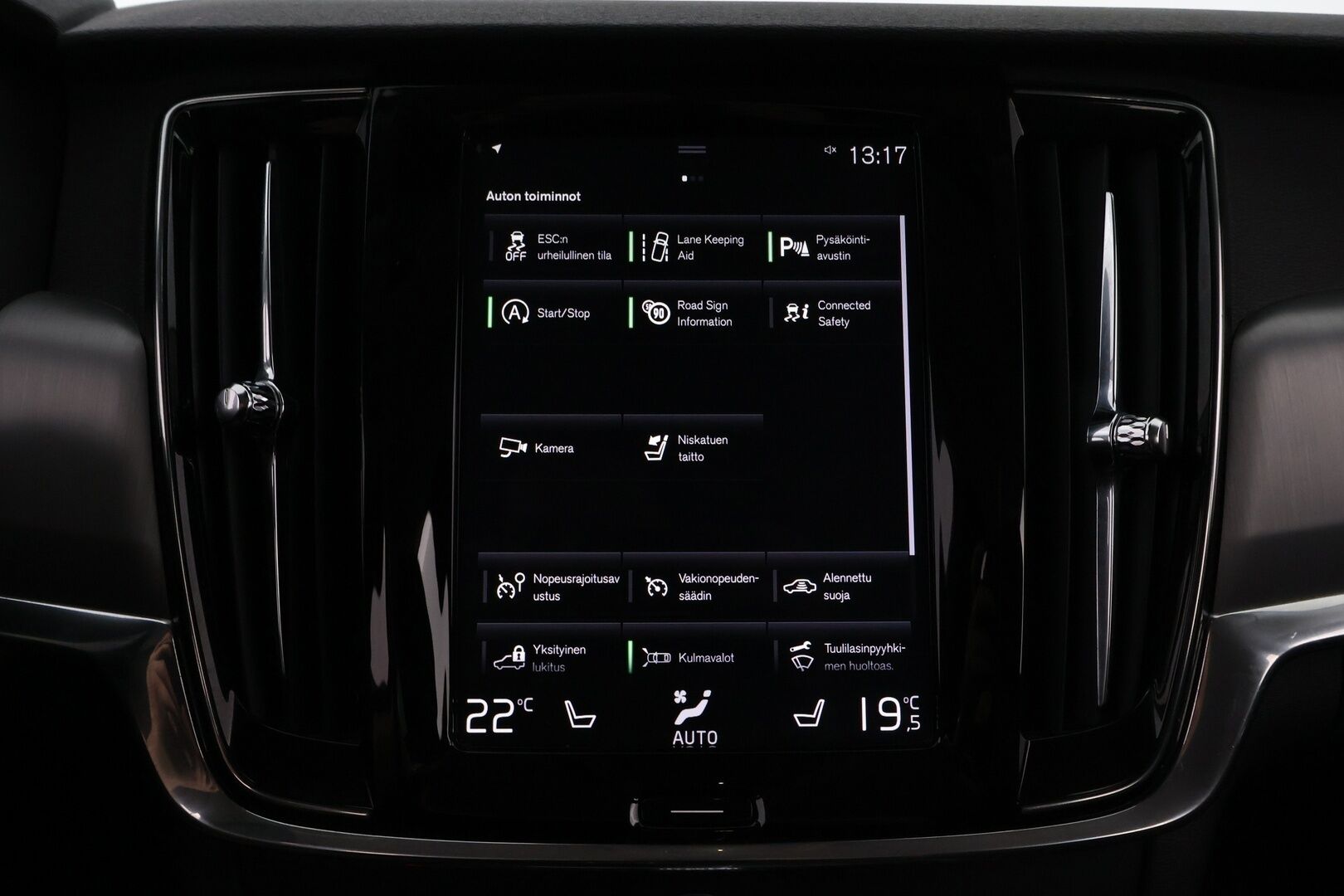 Volvo V90 2019 D4 AWD Momentum aut - Webasto / Adapt.Vakkari / P.Kamera / High Perf.Audio / Puolinahat / Ratinlämmitin / Sähköluukku