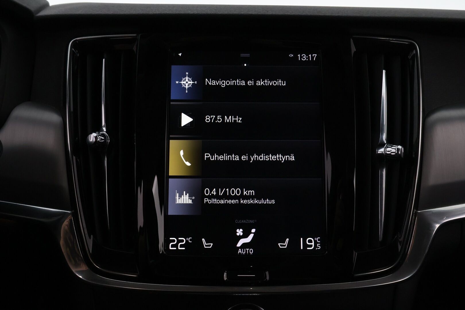 Volvo V90 2019 D4 AWD Momentum aut - Webasto / Adapt.Vakkari / P.Kamera / High Perf.Audio / Puolinahat / Ratinlämmitin / Sähköluukku