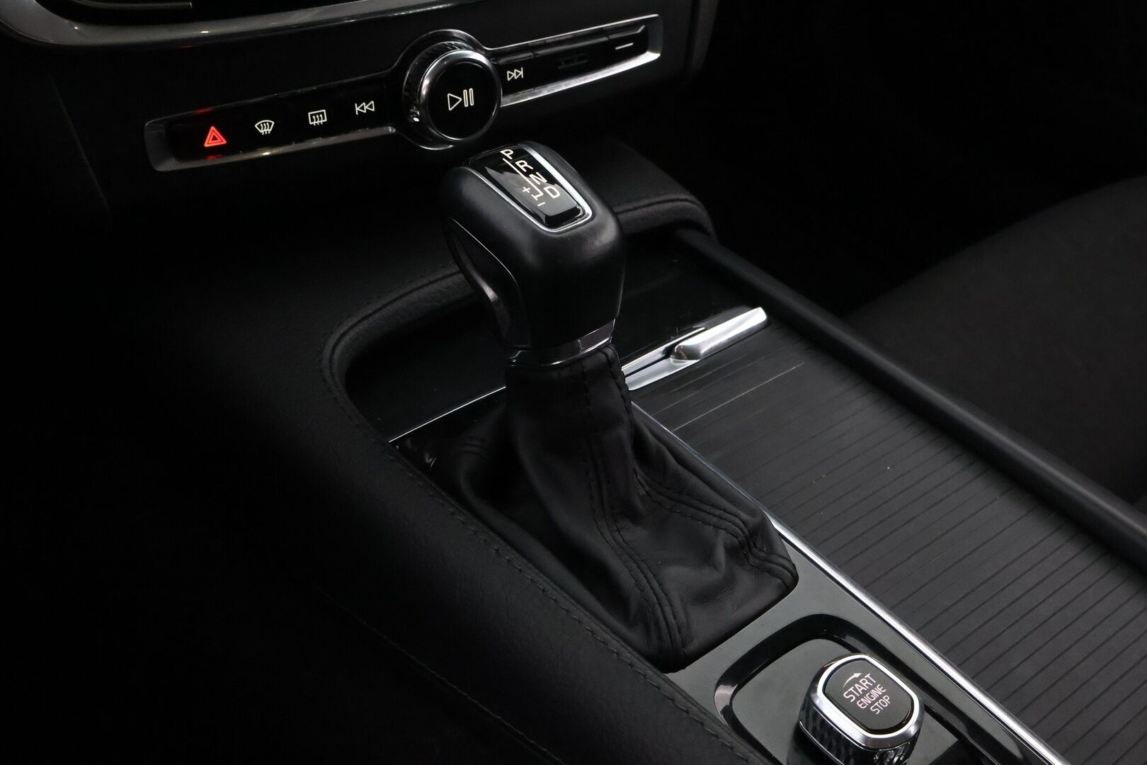 Volvo V90 2019 D4 AWD Momentum aut - Webasto / Adapt.Vakkari / P.Kamera / High Perf.Audio / Puolinahat / Ratinlämmitin / Sähköluukku