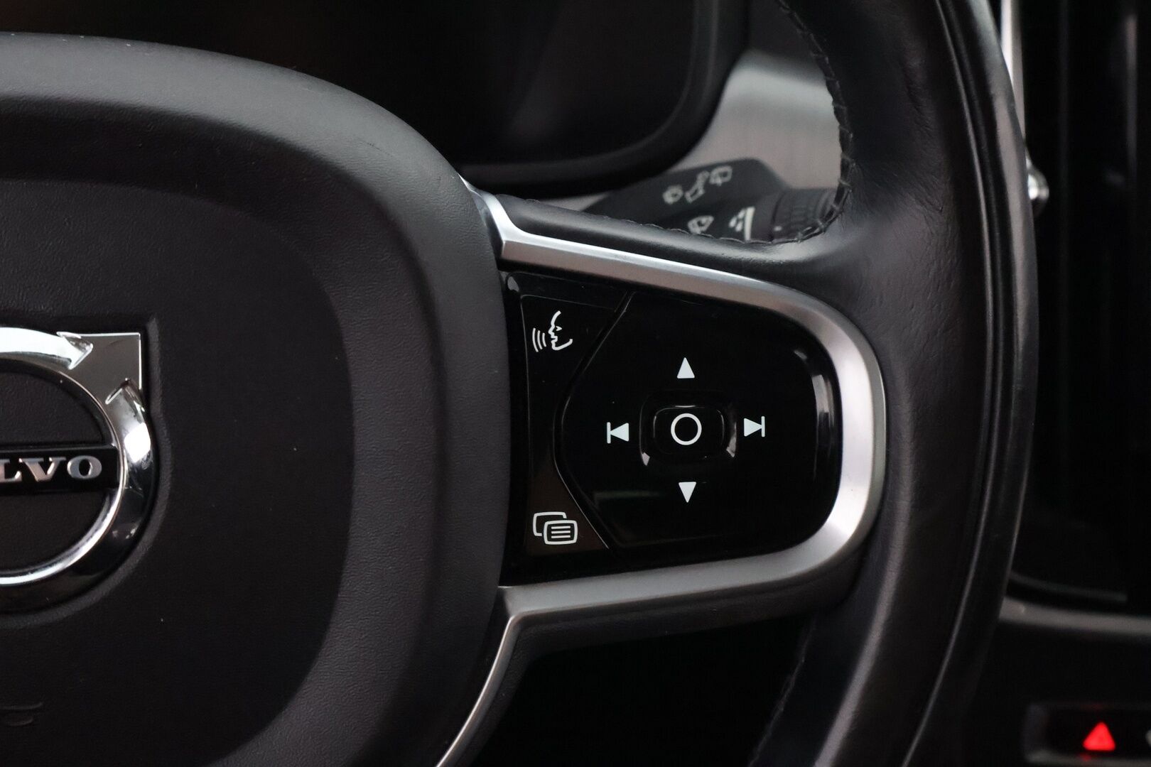 Volvo V90 2019 D4 AWD Momentum aut - Webasto / Adapt.Vakkari / P.Kamera / High Perf.Audio / Puolinahat / Ratinlämmitin / Sähköluukku