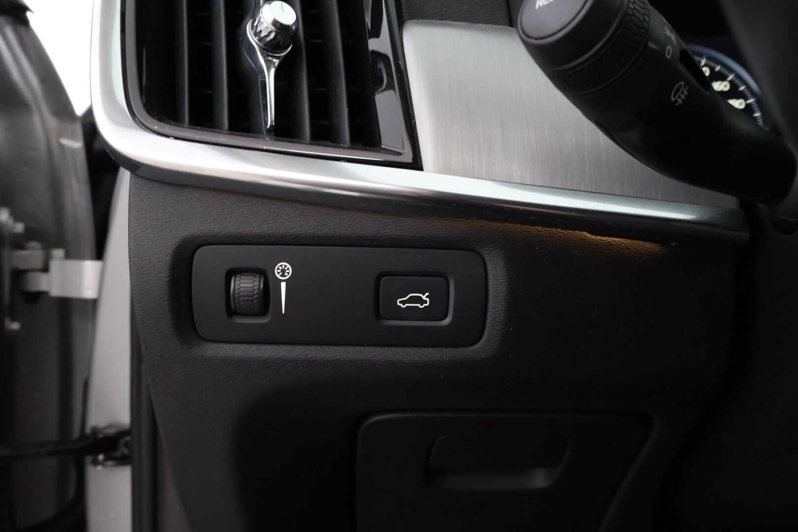 Volvo V90 2019 D4 AWD Momentum aut - Webasto / Adapt.Vakkari / P.Kamera / High Perf.Audio / Puolinahat / Ratinlämmitin / Sähköluukku