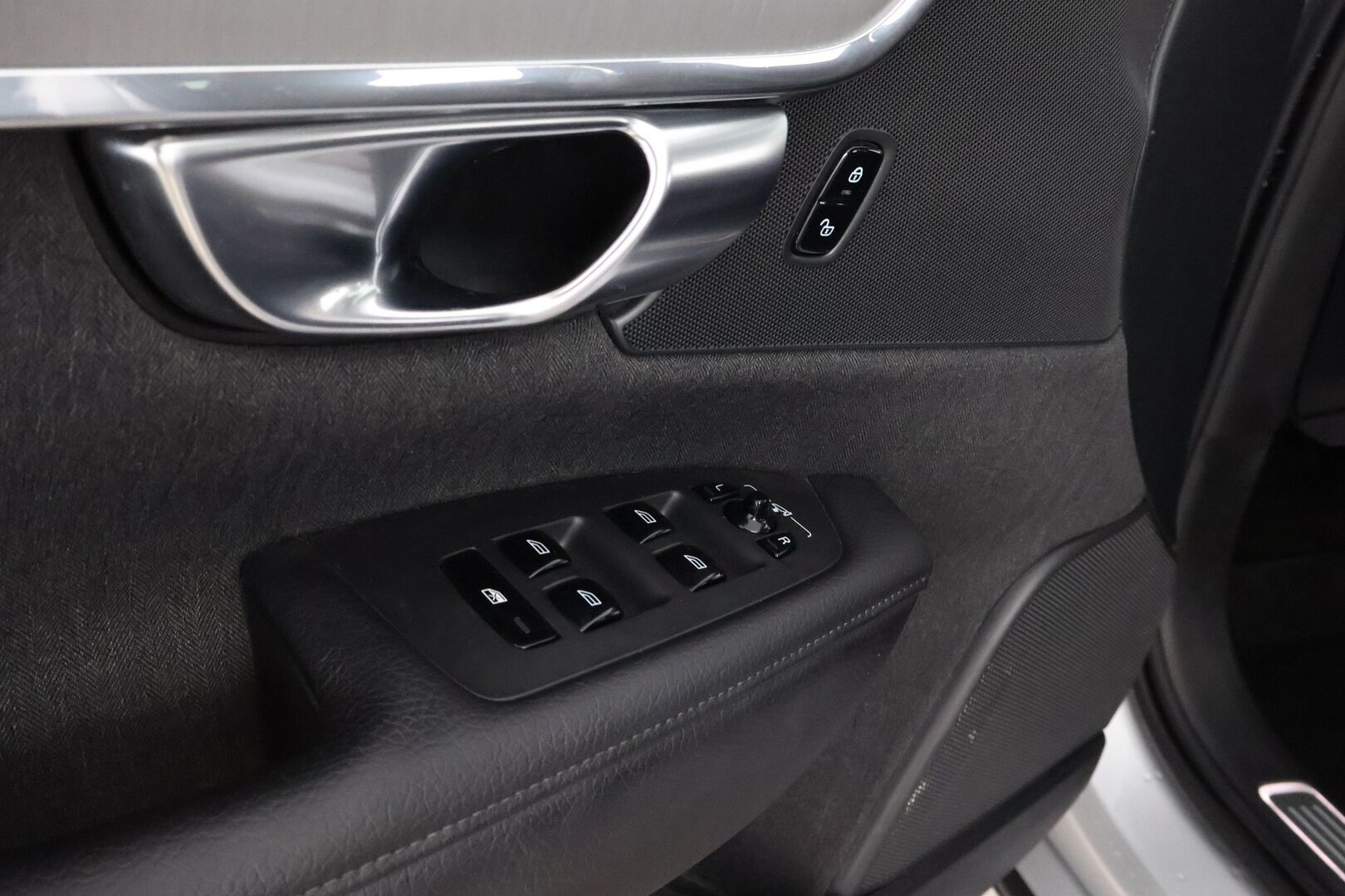 Volvo V90 2019 D4 AWD Momentum aut - Webasto / Adapt.Vakkari / P.Kamera / High Perf.Audio / Puolinahat / Ratinlämmitin / Sähköluukku