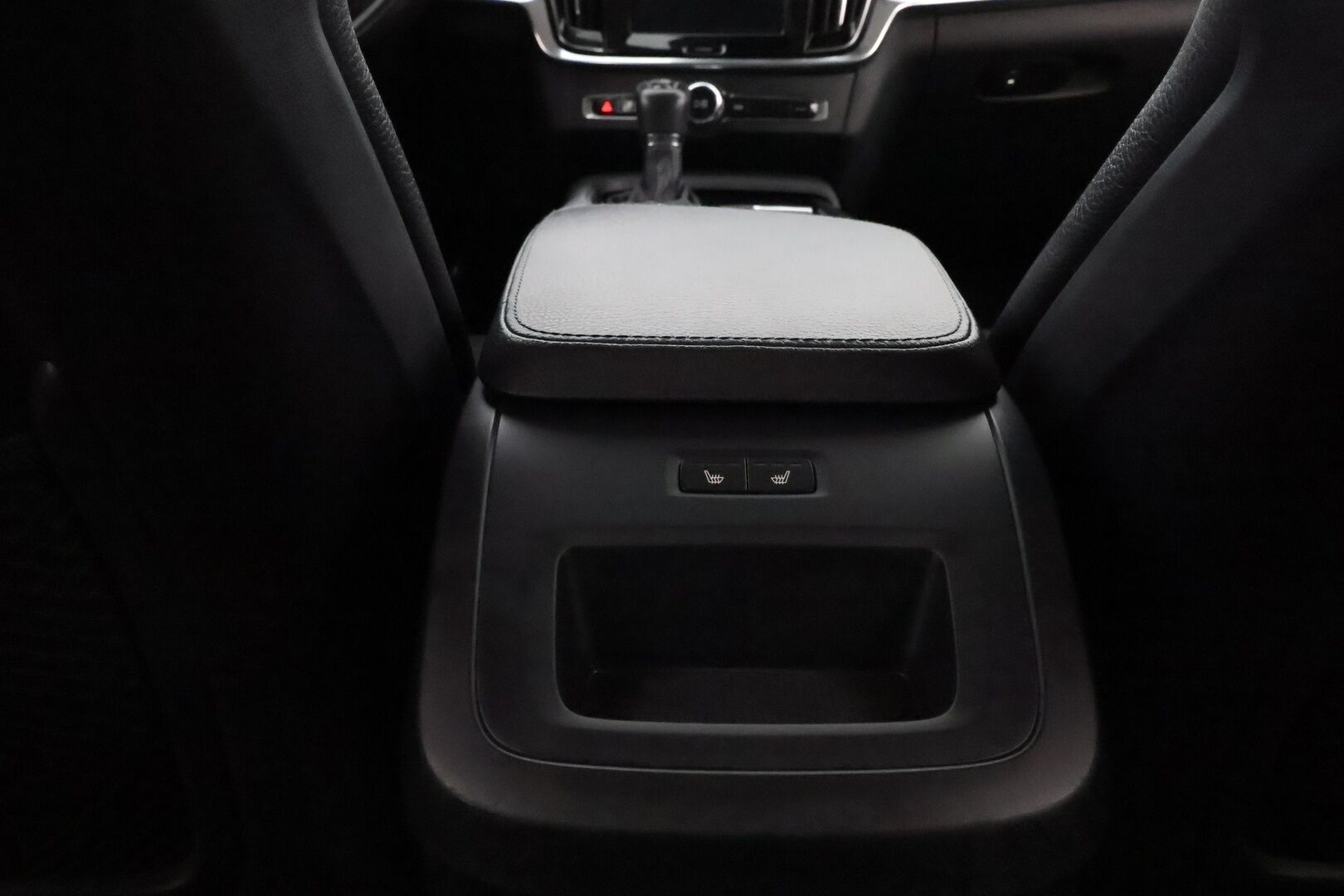 Volvo V90 2019 D4 AWD Momentum aut - Webasto / Adapt.Vakkari / P.Kamera / High Perf.Audio / Puolinahat / Ratinlämmitin / Sähköluukku