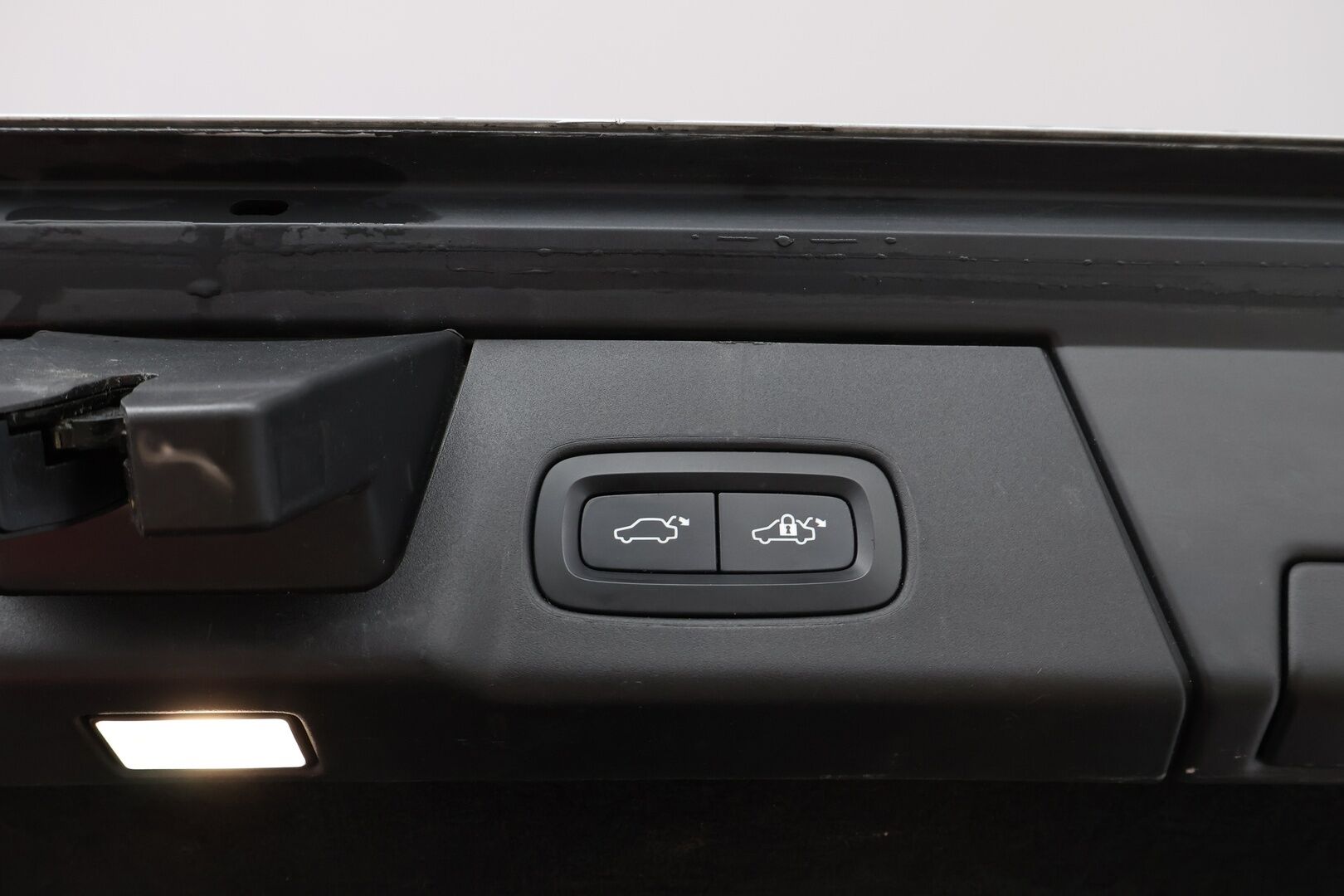 Volvo V90 2019 D4 AWD Momentum aut - Webasto / Adapt.Vakkari / P.Kamera / High Perf.Audio / Puolinahat / Ratinlämmitin / Sähköluukku