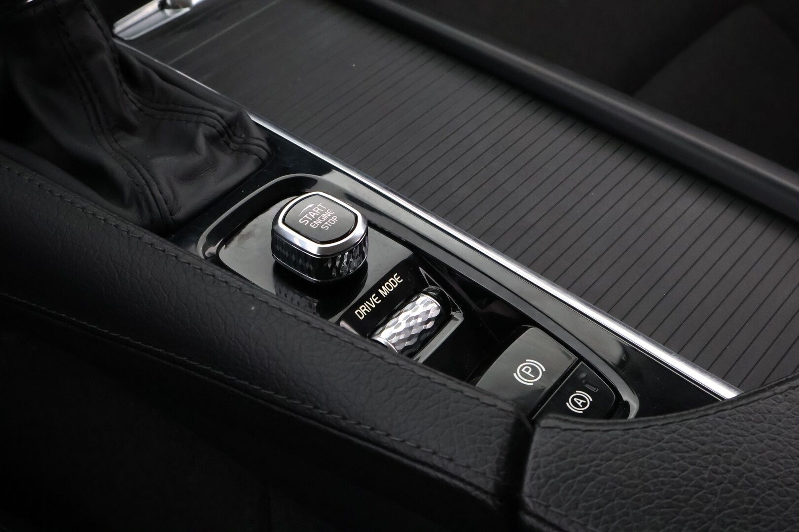 Volvo V90 2019 D4 AWD Momentum aut - Webasto / Adapt.Vakkari / P.Kamera / High Perf.Audio / Puolinahat / Ratinlämmitin / Sähköluukku