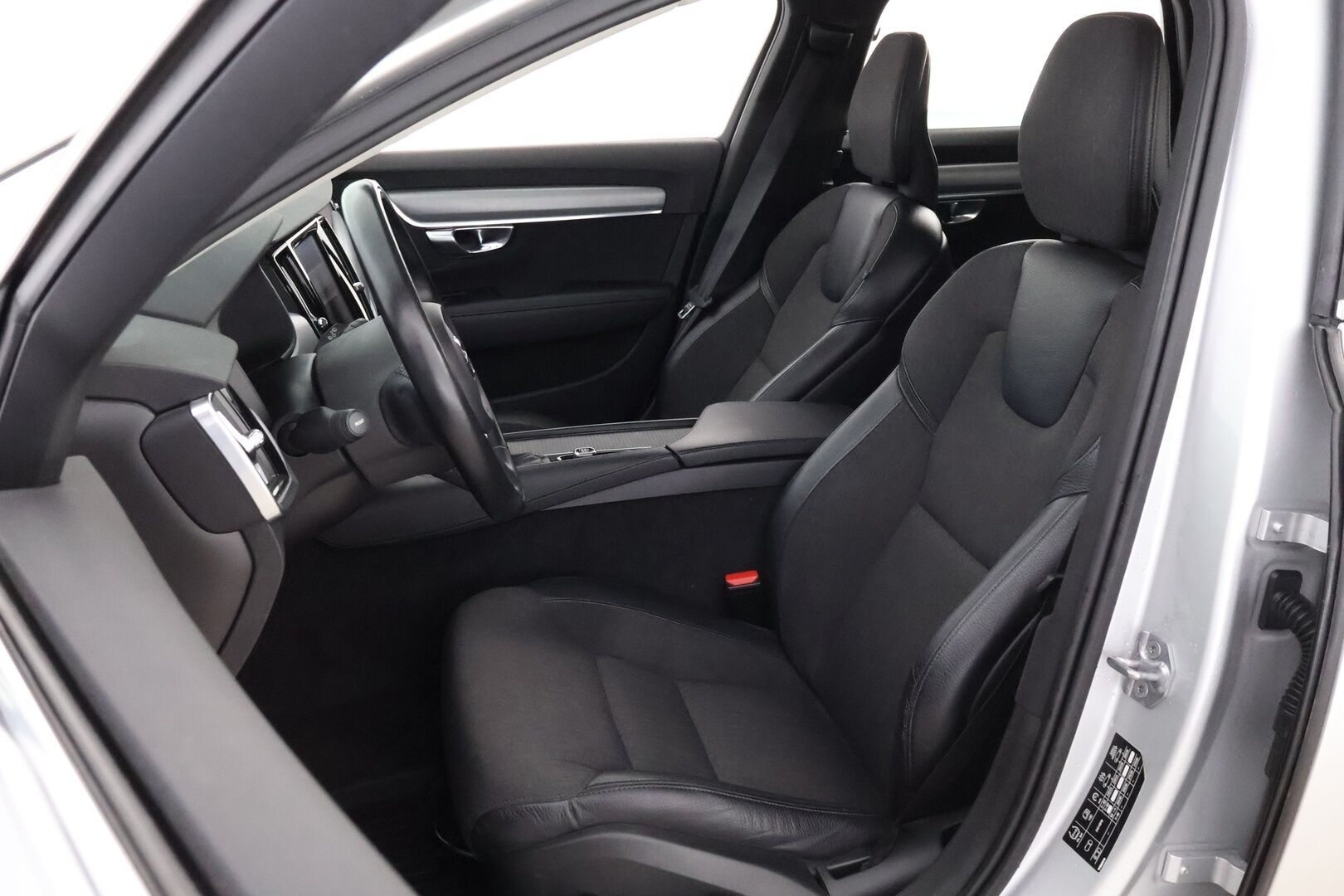 Volvo V90 2019 D4 AWD Momentum aut - Webasto / Adapt.Vakkari / P.Kamera / High Perf.Audio / Puolinahat / Ratinlämmitin / Sähköluukku