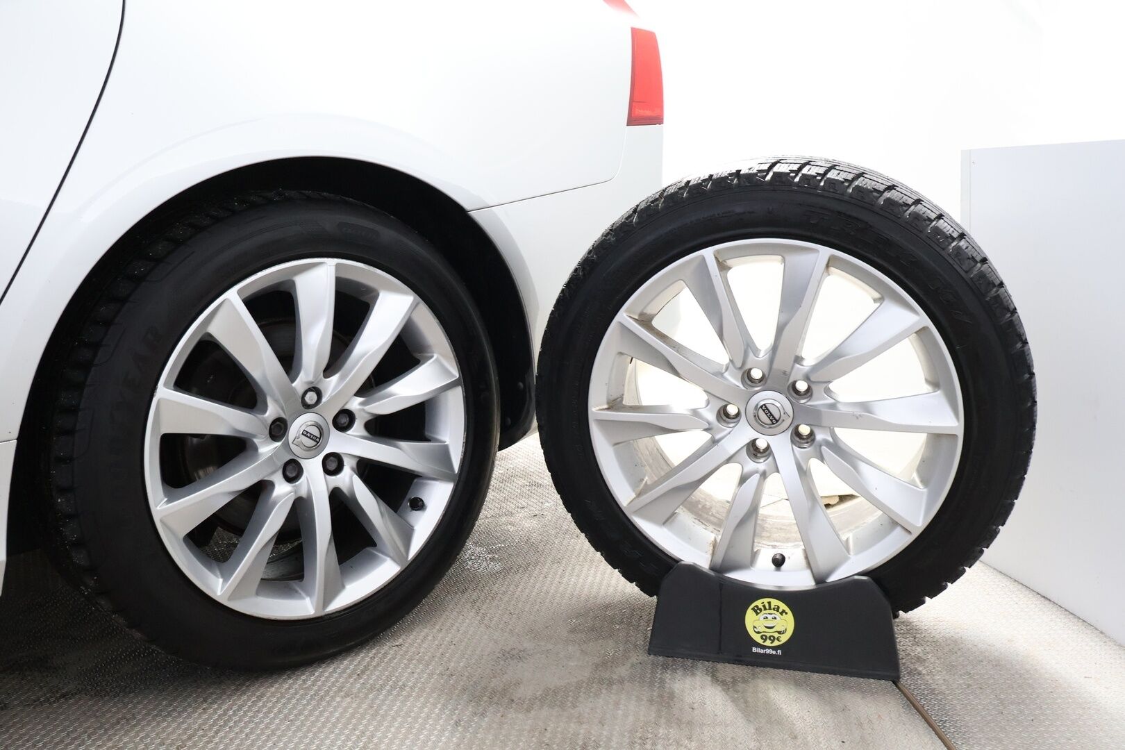 Volvo V90 2019 D4 AWD Momentum aut - Webasto / Adapt.Vakkari / P.Kamera / High Perf.Audio / Puolinahat / Ratinlämmitin / Sähköluukku