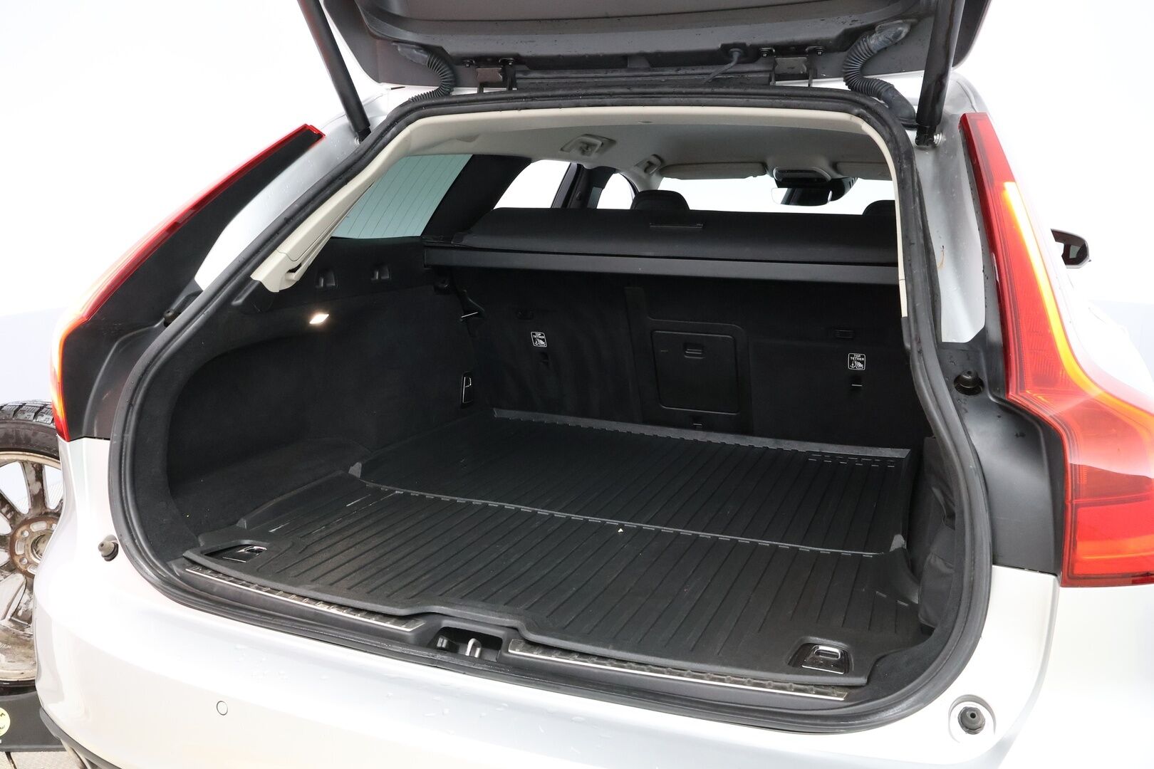 Volvo V90 2019 D4 AWD Momentum aut - Webasto / Adapt.Vakkari / P.Kamera / High Perf.Audio / Puolinahat / Ratinlämmitin / Sähköluukku