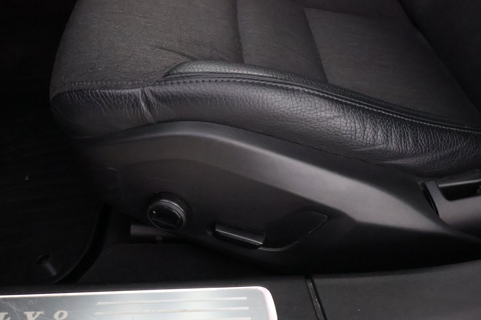 Volvo V90 2019 D4 AWD Momentum aut - Webasto / Adapt.Vakkari / P.Kamera / High Perf.Audio / Puolinahat / Ratinlämmitin / Sähköluukku