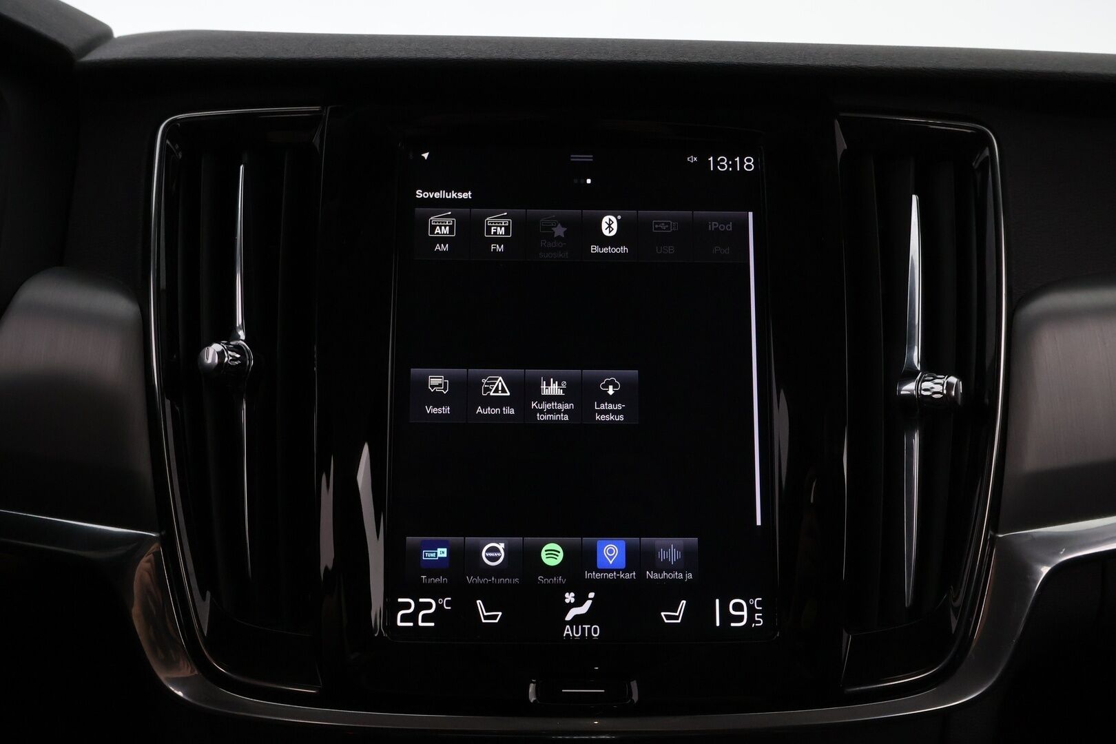 Volvo V90 2019 D4 AWD Momentum aut - Webasto / Adapt.Vakkari / P.Kamera / High Perf.Audio / Puolinahat / Ratinlämmitin / Sähköluukku