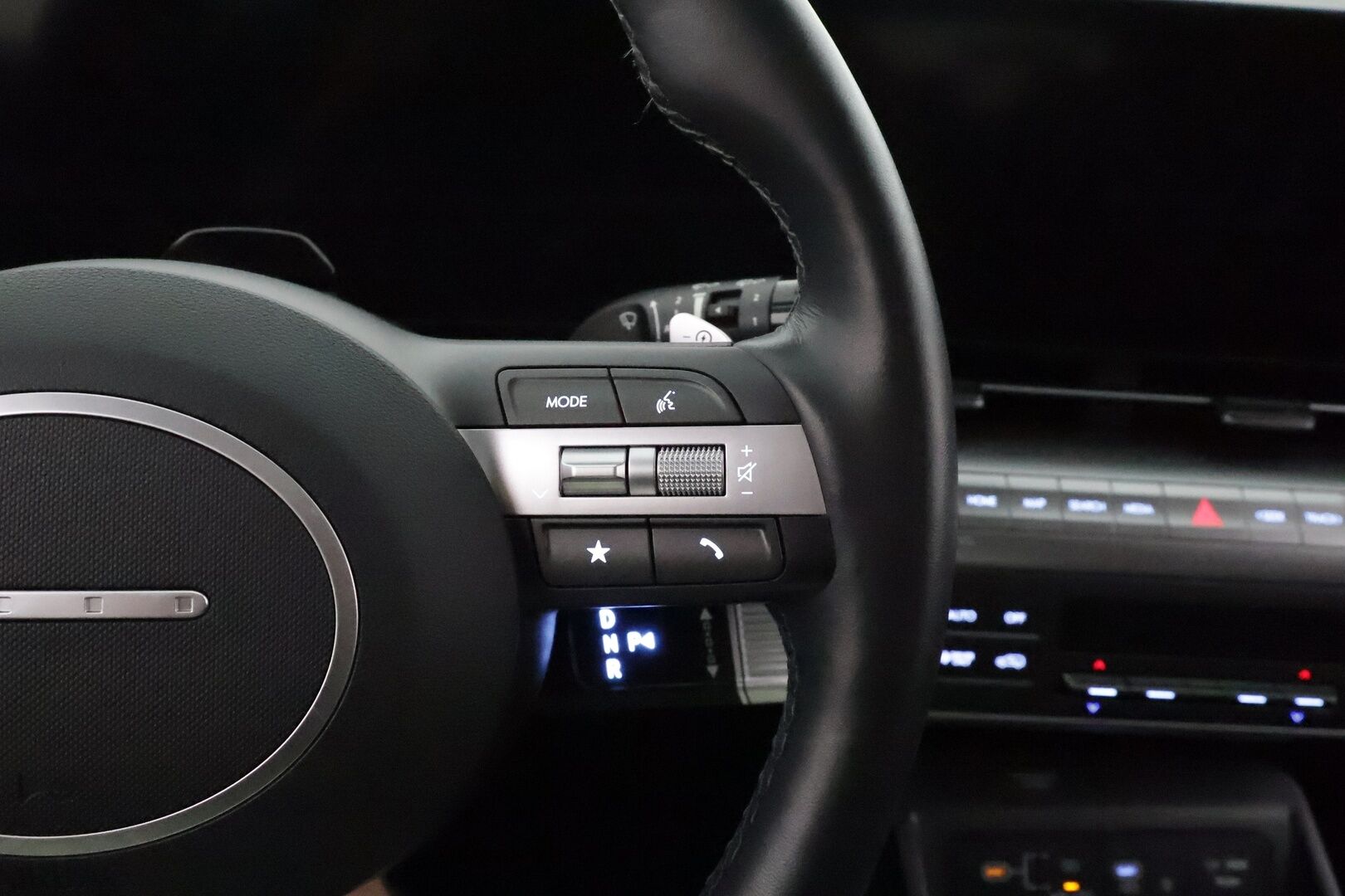 HYUNDAI KONA 2024 65 kWh 217 hv Premium **Adapt.vakkari / Lämpöpumppu / Bose / 360.kamera / HUD / Lasikattoluukku / KeylessGo** - 3,99 % KORKOTARJOUS TÄHÄN AUTOON - Akku kuntotarkastettu 