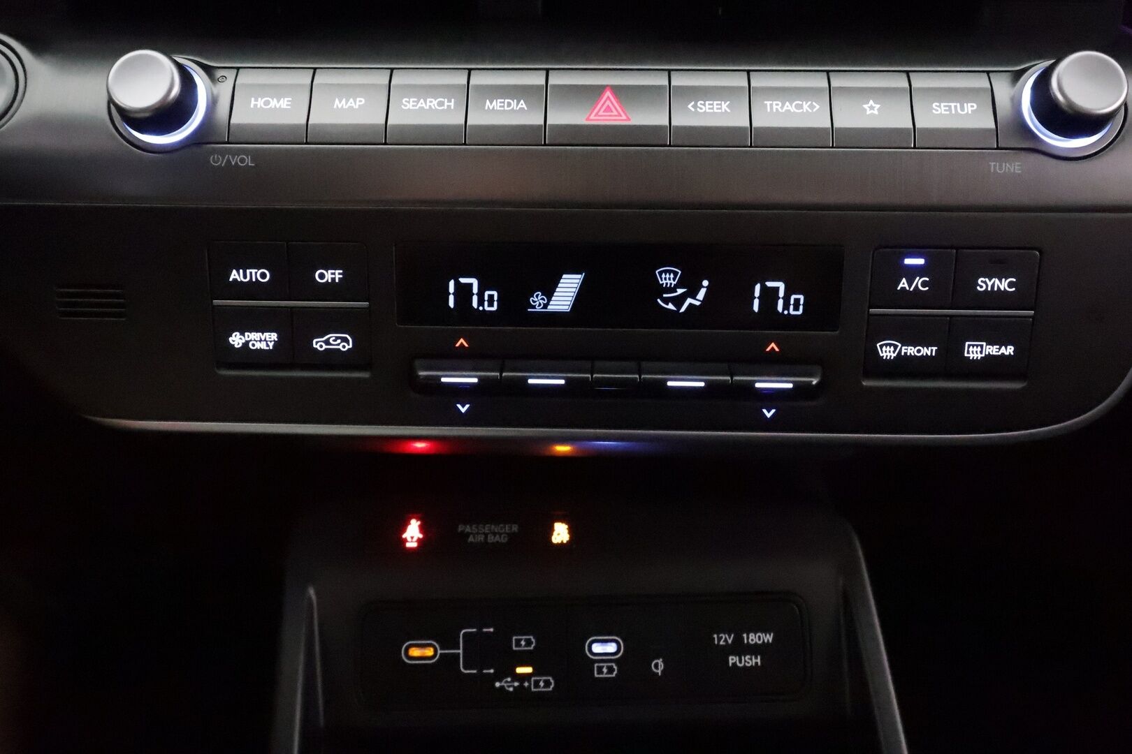 HYUNDAI KONA 2024 65 kWh 217 hv Premium **Adapt.vakkari / Lämpöpumppu / Bose / 360.kamera / HUD / Lasikattoluukku / KeylessGo** - 3,99 % KORKOTARJOUS TÄHÄN AUTOON - Akku kuntotarkastettu 