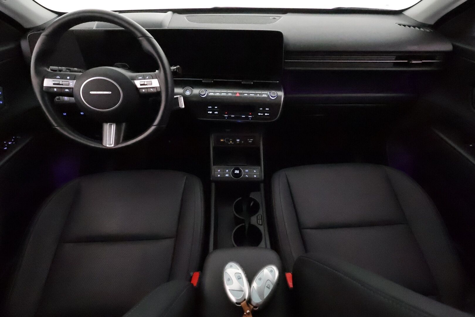 HYUNDAI KONA 2024 65 kWh 217 hv Premium **Adapt.vakkari / Lämpöpumppu / Bose / 360.kamera / HUD / Lasikattoluukku / KeylessGo** - 3,99 % KORKOTARJOUS TÄHÄN AUTOON - Akku kuntotarkastettu 