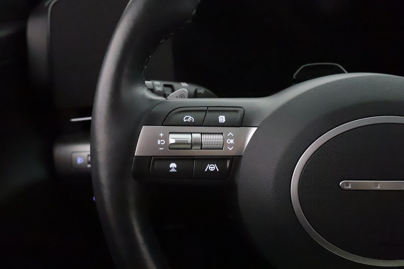 HYUNDAI KONA 2024 65 kWh 217 hv Premium **Adapt.vakkari / Lämpöpumppu / Bose / 360.kamera / HUD / Lasikattoluukku / KeylessGo** - 3,99 % KORKOTARJOUS TÄHÄN AUTOON - Akku kuntotarkastettu 