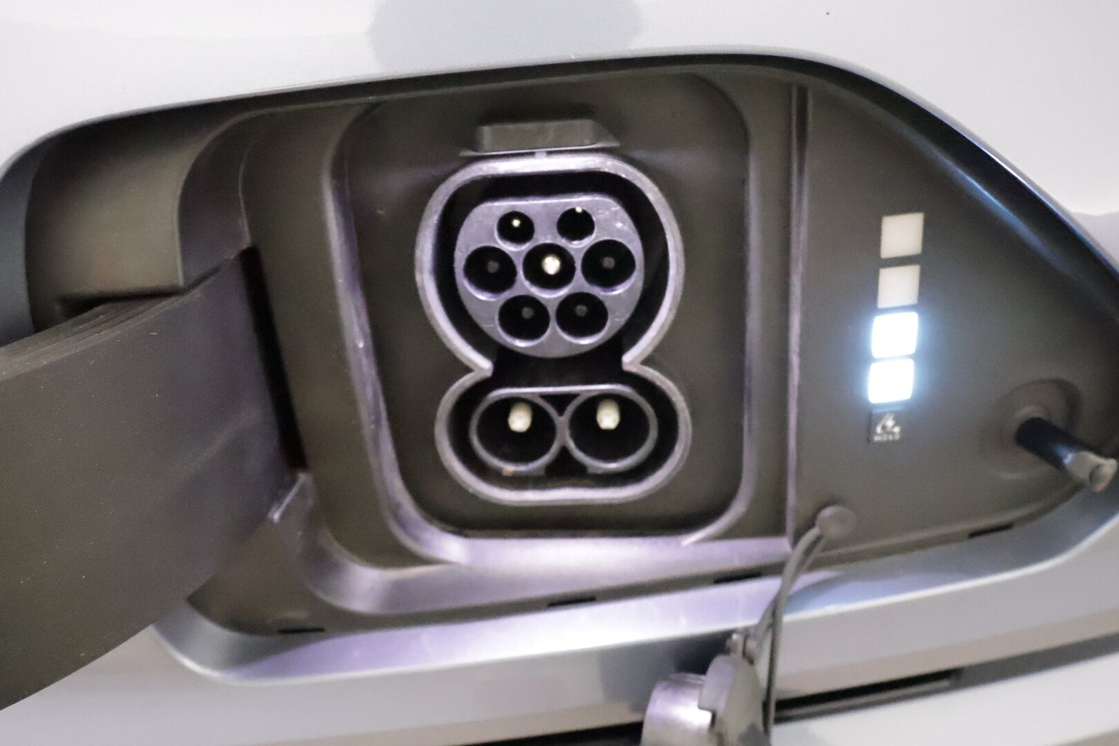 HYUNDAI KONA 2024 65 kWh 217 hv Premium **Adapt.vakkari / Lämpöpumppu / Bose / 360.kamera / HUD / Lasikattoluukku / KeylessGo** - 3,99 % KORKOTARJOUS TÄHÄN AUTOON - Akku kuntotarkastettu 