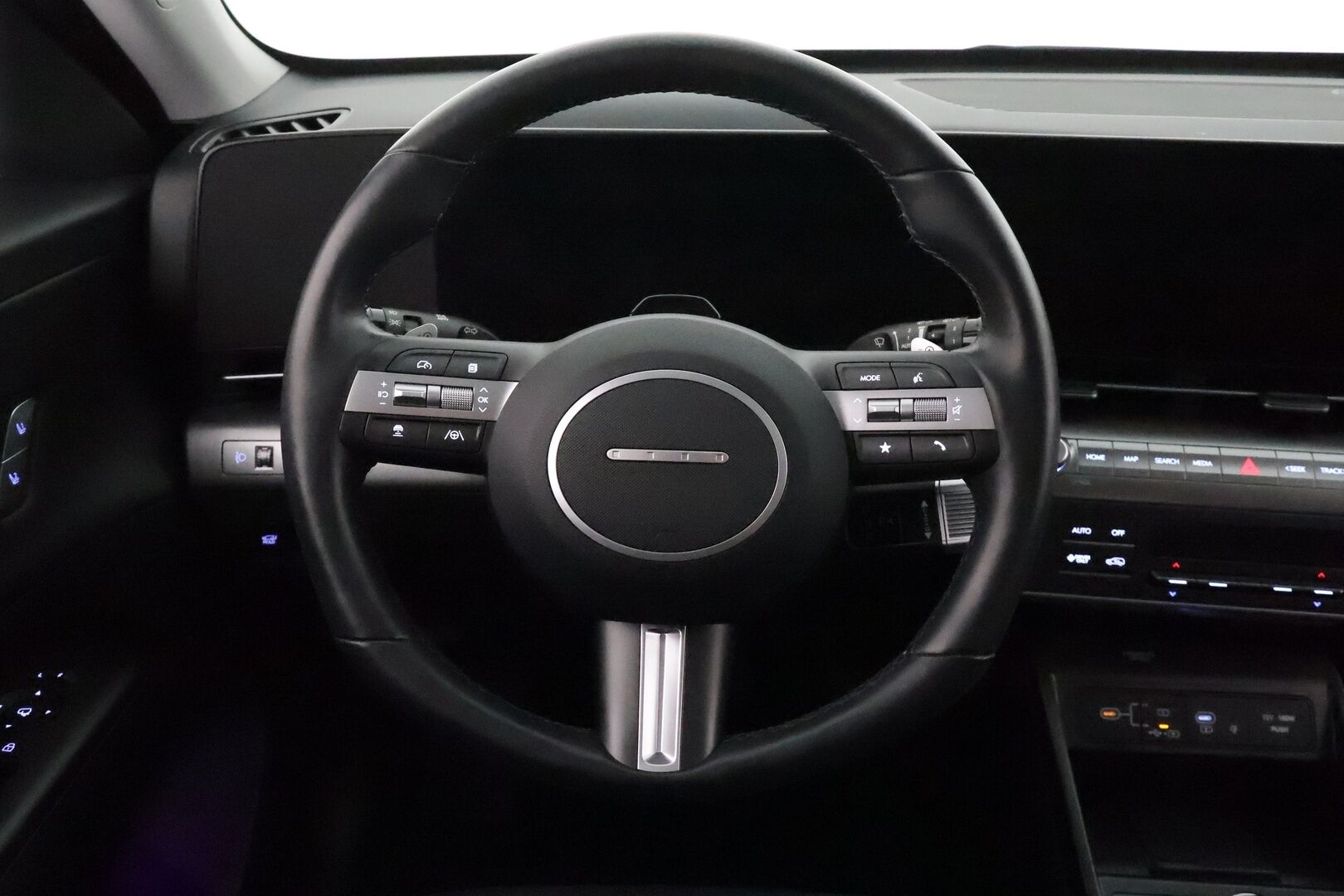 HYUNDAI KONA 2024 65 kWh 217 hv Premium **Adapt.vakkari / Lämpöpumppu / Bose / 360.kamera / HUD / Lasikattoluukku / KeylessGo** - 3,99 % KORKOTARJOUS TÄHÄN AUTOON - Akku kuntotarkastettu 