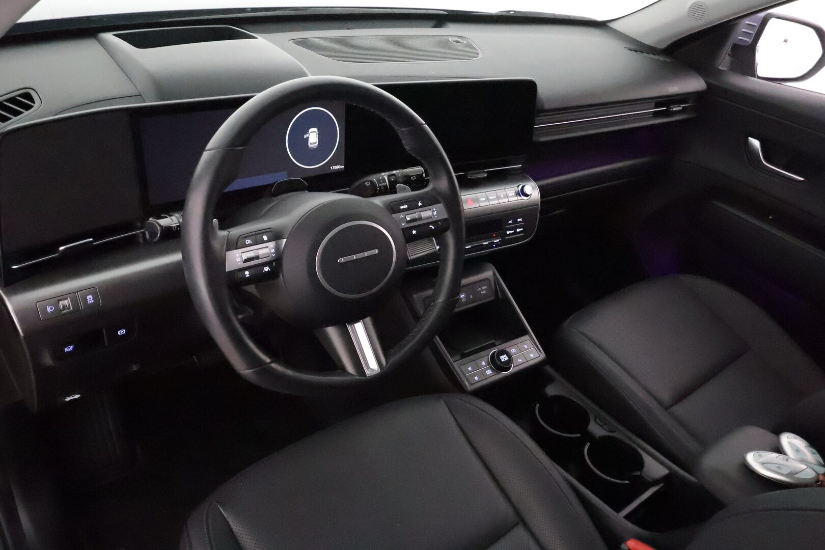 HYUNDAI KONA 2024 65 kWh 217 hv Premium **Adapt.vakkari / Lämpöpumppu / Bose / 360.kamera / HUD / Lasikattoluukku / KeylessGo** - 3,99 % KORKOTARJOUS TÄHÄN AUTOON - Akku kuntotarkastettu 
