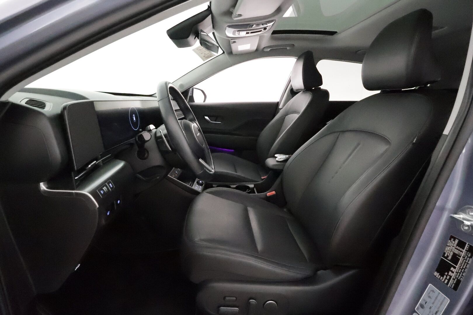 HYUNDAI KONA 2024 65 kWh 217 hv Premium **Adapt.vakkari / Lämpöpumppu / Bose / 360.kamera / HUD / Lasikattoluukku / KeylessGo** - 3,99 % KORKOTARJOUS TÄHÄN AUTOON - Akku kuntotarkastettu 