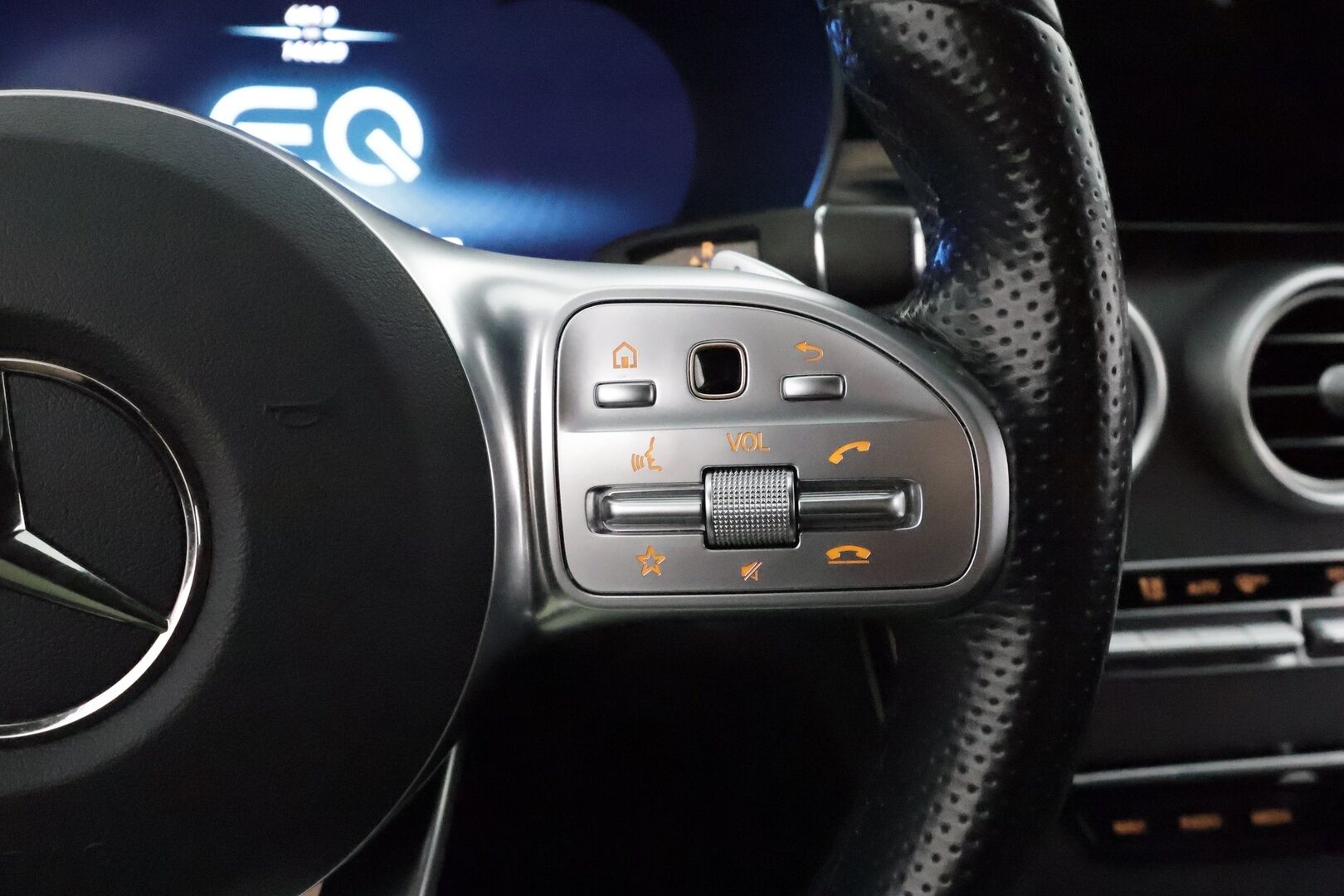 MERCEDES-BENZ C 2021 300e T AMG **LED-High Performance / P.kamera / Sporttipenkit / Koukku / Navi / Apple&Android** - Kahdet Renkaat