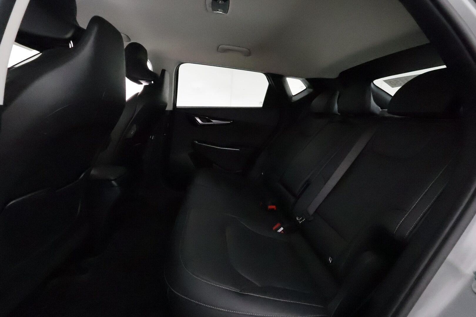 KIA EV6 2022 77kWh AWD 325hv Plus **Adapt.vakkari / Lämpöpumppu / Ilmastoidut nahat / Muistipenkki / 360.kamera / Koukku / KeylessGo** - 3,99 % KORKOTARJOUS TÄHÄN AUTOON - Akku kuntotarkastettu / Kahdet renkaat aluvanteilla / Penkinlämmittimet takana / Merkkihuollettu