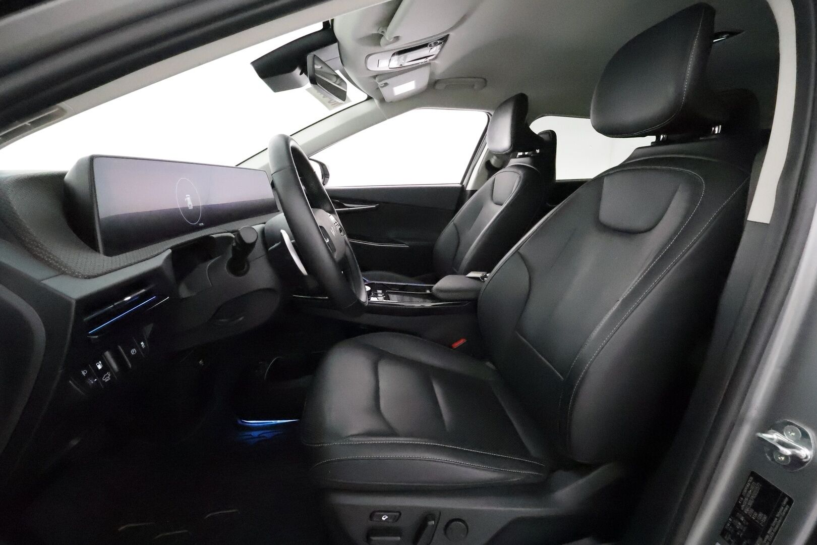 KIA EV6 2022 77kWh AWD 325hv Plus **Adapt.vakkari / Lämpöpumppu / Ilmastoidut nahat / Muistipenkki / 360.kamera / Koukku / KeylessGo** - 3,99 % KORKOTARJOUS TÄHÄN AUTOON - Akku kuntotarkastettu / Kahdet renkaat aluvanteilla / Penkinlämmittimet takana / Merkkihuollettu