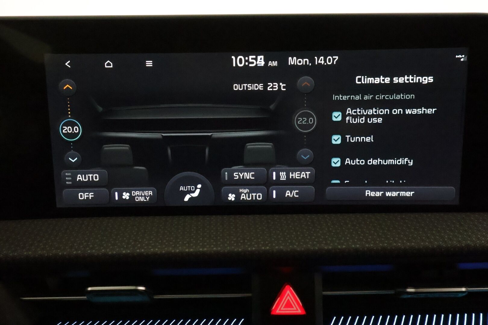 KIA EV6 2022 77kWh AWD 325hv Plus **Adapt.vakkari / Lämpöpumppu / Ilmastoidut nahat / Muistipenkki / 360.kamera / Koukku / KeylessGo** - 3,99 % KORKOTARJOUS TÄHÄN AUTOON - Akku kuntotarkastettu / Kahdet renkaat aluvanteilla / Penkinlämmittimet takana / Merkkihuollettu