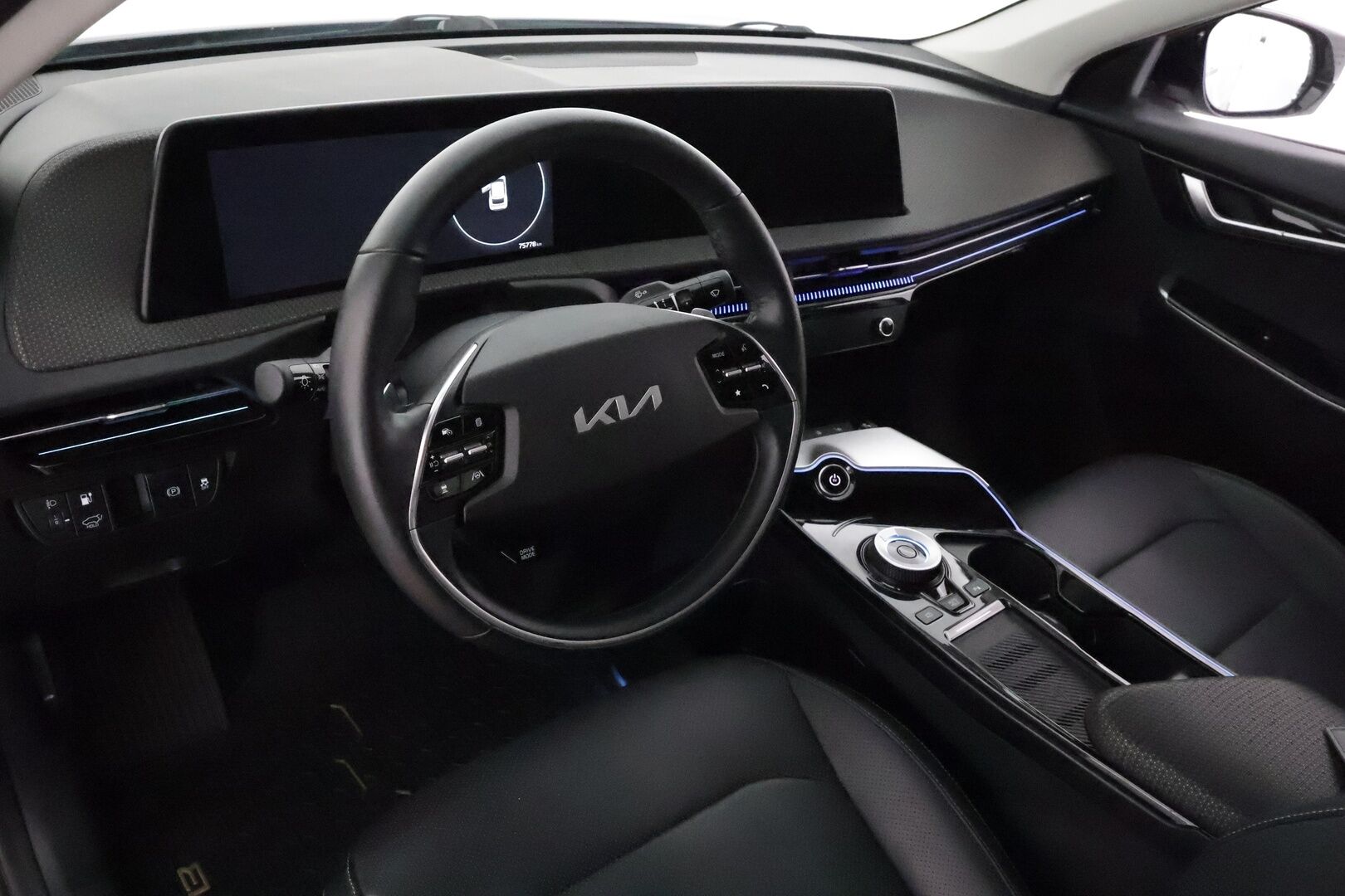 KIA EV6 2022 77kWh AWD 325hv Plus **Adapt.vakkari / Lämpöpumppu / Ilmastoidut nahat / Muistipenkki / 360.kamera / Koukku / KeylessGo** - 3,99 % KORKOTARJOUS TÄHÄN AUTOON - Akku kuntotarkastettu / Kahdet renkaat aluvanteilla / Penkinlämmittimet takana / Merkkihuollettu