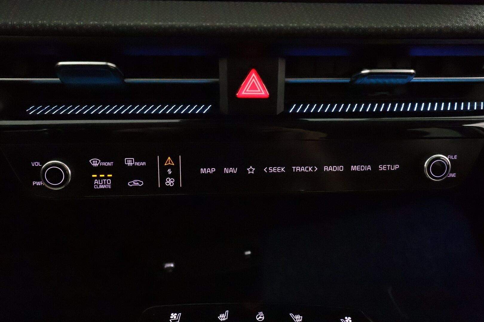 KIA EV6 2022 77kWh AWD 325hv Plus **Adapt.vakkari / Lämpöpumppu / Ilmastoidut nahat / Muistipenkki / 360.kamera / Koukku / KeylessGo** - 3,99 % KORKOTARJOUS TÄHÄN AUTOON - Akku kuntotarkastettu / Kahdet renkaat aluvanteilla / Penkinlämmittimet takana / Merkkihuollettu