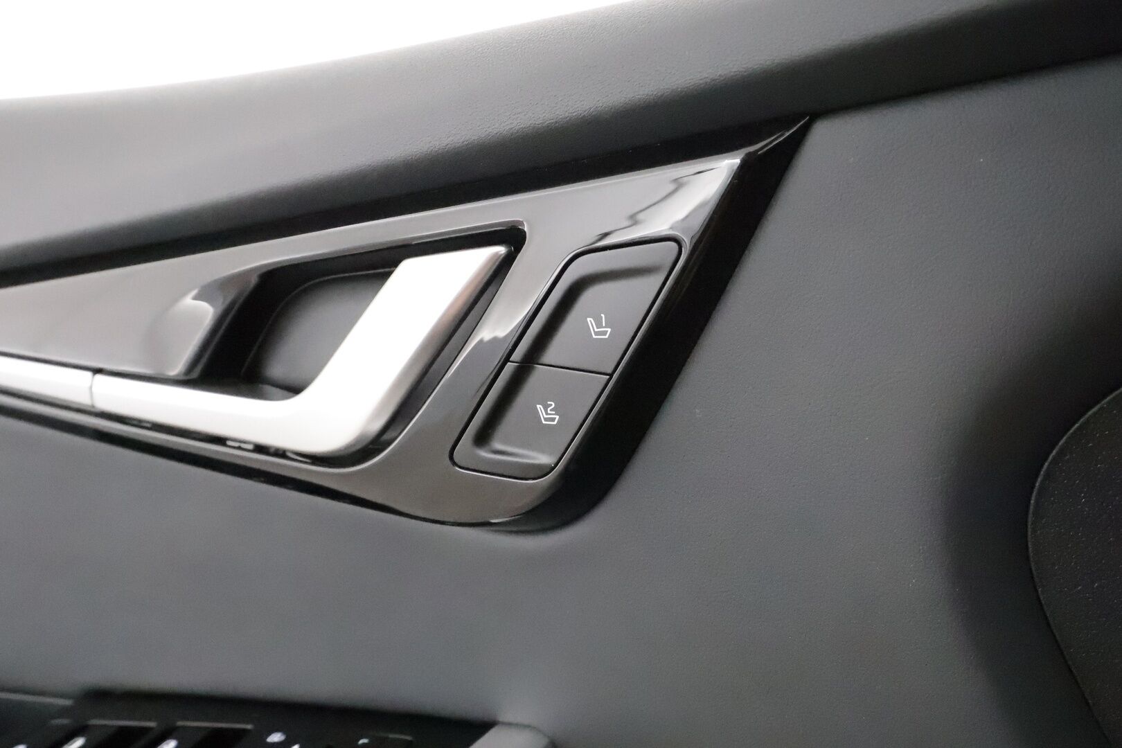 KIA EV6 2022 77kWh AWD 325hv Plus **Adapt.vakkari / Lämpöpumppu / Ilmastoidut nahat / Muistipenkki / 360.kamera / Koukku / KeylessGo** - 3,99 % KORKOTARJOUS TÄHÄN AUTOON - Akku kuntotarkastettu / Kahdet renkaat aluvanteilla / Penkinlämmittimet takana / Merkkihuollettu