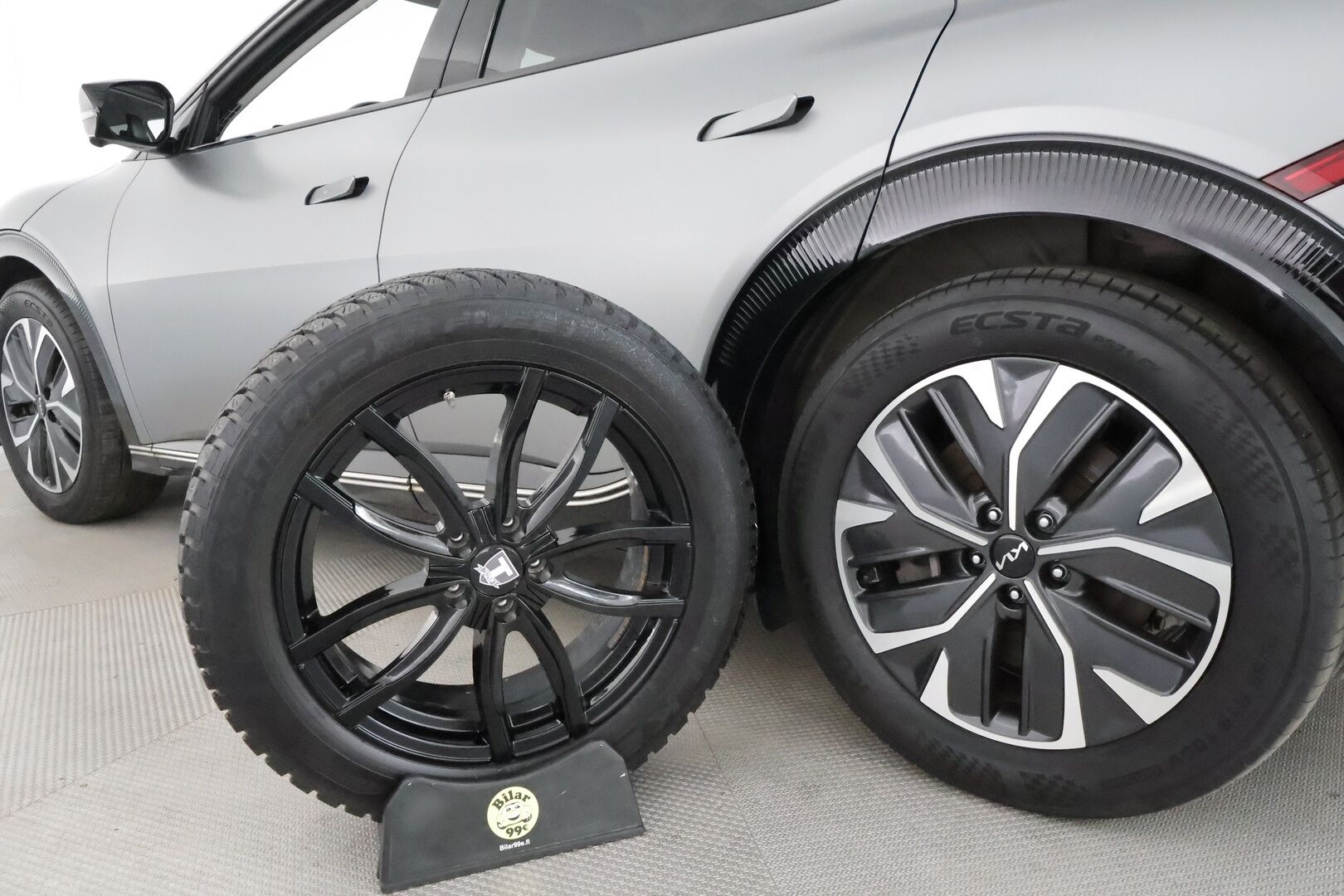 KIA EV6 2022 77kWh AWD 325hv Plus **Adapt.vakkari / Lämpöpumppu / Ilmastoidut nahat / Muistipenkki / 360.kamera / Koukku / KeylessGo** - 3,99 % KORKOTARJOUS TÄHÄN AUTOON - Akku kuntotarkastettu / Kahdet renkaat aluvanteilla / Penkinlämmittimet takana / Merkkihuollettu