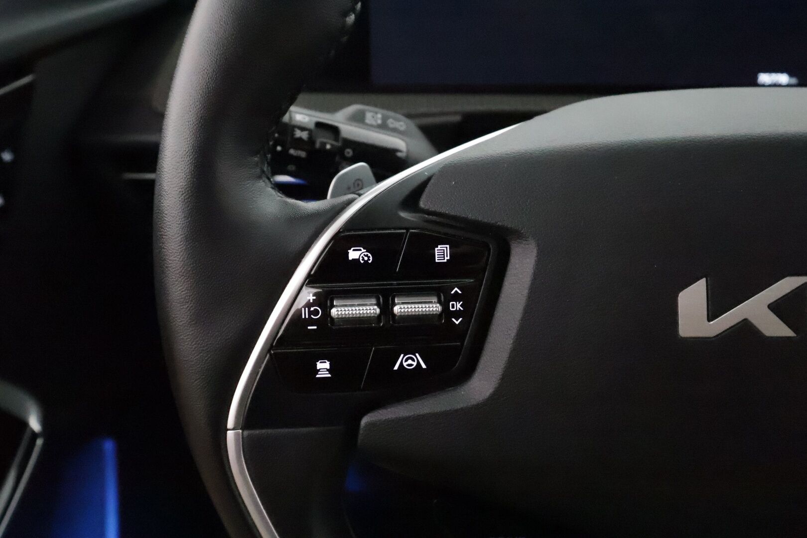 KIA EV6 2022 77kWh AWD 325hv Plus **Adapt.vakkari / Lämpöpumppu / Ilmastoidut nahat / Muistipenkki / 360.kamera / Koukku / KeylessGo** - 3,99 % KORKOTARJOUS TÄHÄN AUTOON - Akku kuntotarkastettu / Kahdet renkaat aluvanteilla / Penkinlämmittimet takana / Merkkihuollettu
