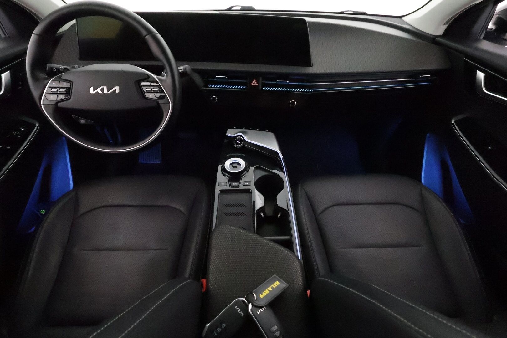 KIA EV6 2022 77kWh AWD 325hv Plus **Adapt.vakkari / Lämpöpumppu / Ilmastoidut nahat / Muistipenkki / 360.kamera / Koukku / KeylessGo** - 3,99 % KORKOTARJOUS TÄHÄN AUTOON - Akku kuntotarkastettu / Kahdet renkaat aluvanteilla / Penkinlämmittimet takana / Merkkihuollettu