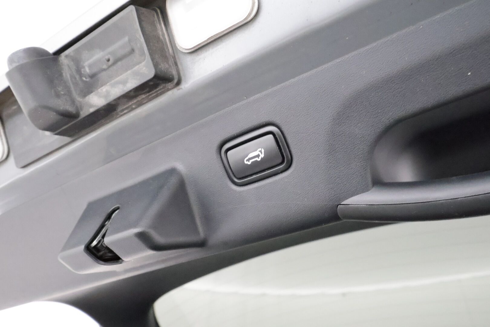 KIA EV6 2022 77kWh AWD 325hv Plus **Adapt.vakkari / Lämpöpumppu / Ilmastoidut nahat / Muistipenkki / 360.kamera / Koukku / KeylessGo** - 3,99 % KORKOTARJOUS TÄHÄN AUTOON - Akku kuntotarkastettu / Kahdet renkaat aluvanteilla / Penkinlämmittimet takana / Merkkihuollettu