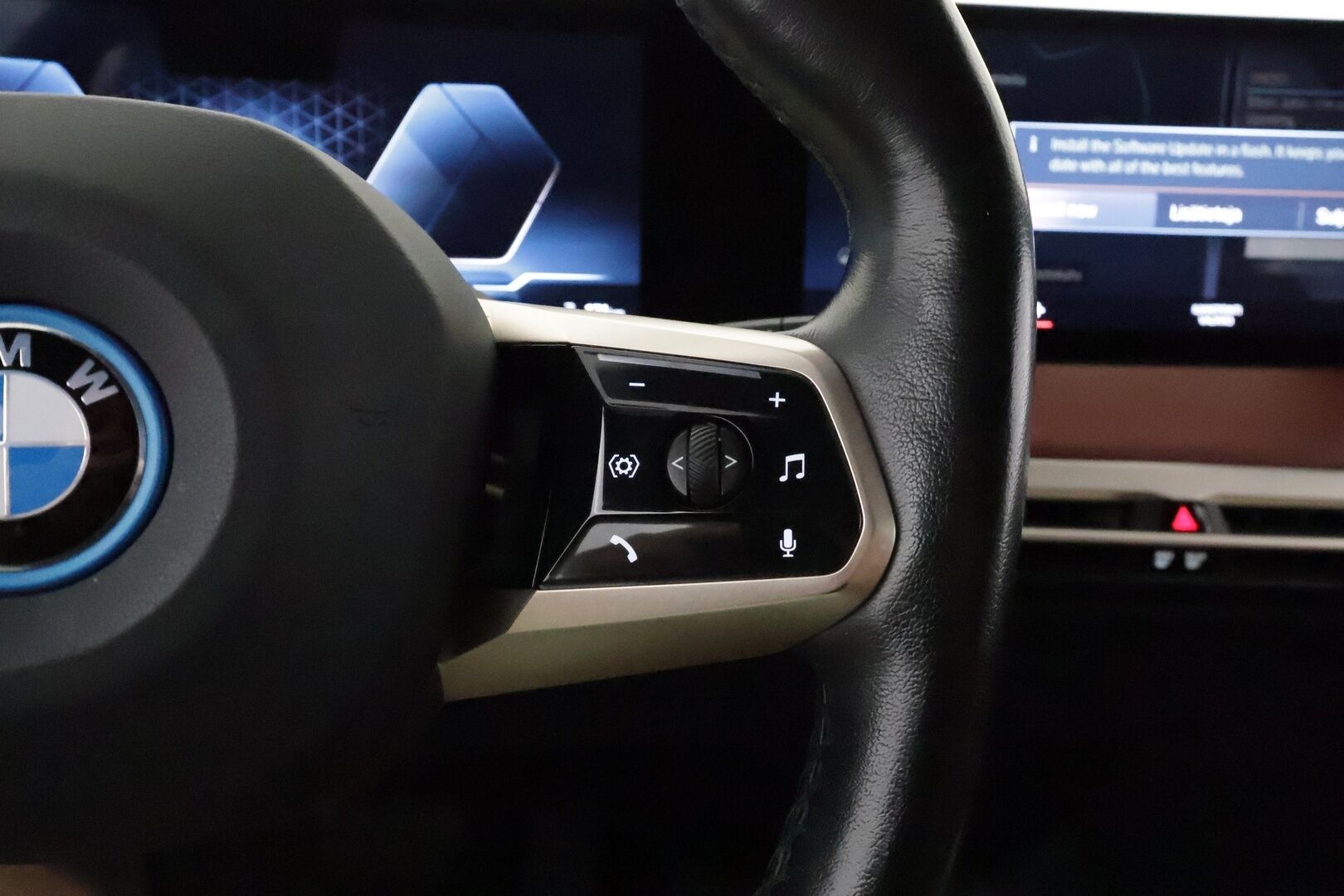 BMW IX 2022 XDRIVE 50 Fully Charged **Widescreen / Laser-LED / Harman/Kardon / Koukku / HUD / Lasikatto / 360° / Ilma-alusta** - 2,99 % KORKOTARJOUS TÄHÄN AUTOON - Merkkihuollettu / Kahdet Renkaat / **HYVILLÄ KAMOILLA**