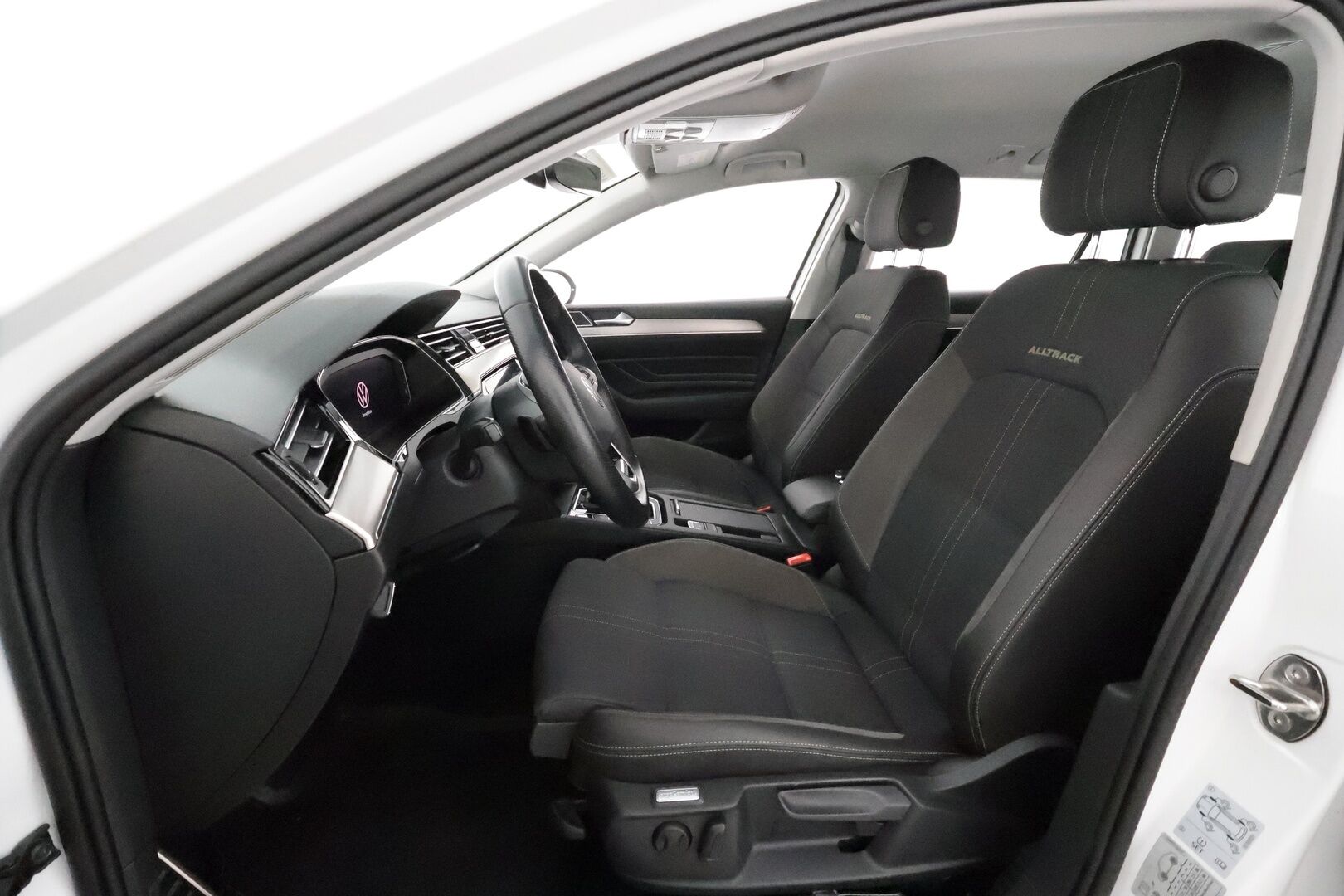 VOLKSWAGEN PASSAT 2021 Variant Alltrack 2,0 TDI SCR 147 kW 4MOTION DSG **Webasto / Koukku / Adapt.Vakkari / Matrix-LED / P.kamera / Navi** - Digimittari / Merkkihuollettu / Kahdet Renkaat