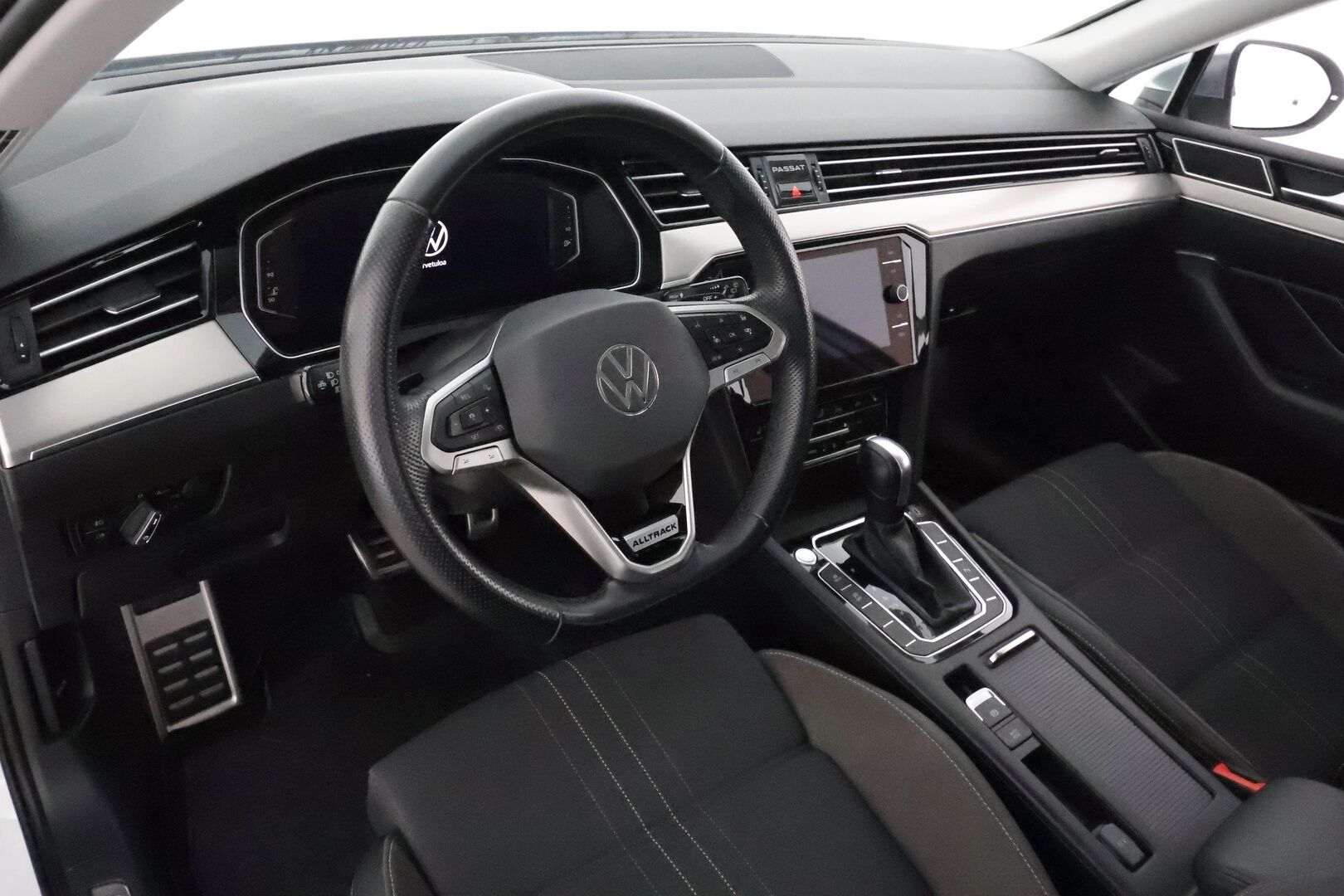 VOLKSWAGEN PASSAT 2021 Variant Alltrack 2,0 TDI SCR 147 kW 4MOTION DSG **Webasto / Koukku / Adapt.Vakkari / Matrix-LED / P.kamera / Navi** - Digimittari / Merkkihuollettu / Kahdet Renkaat