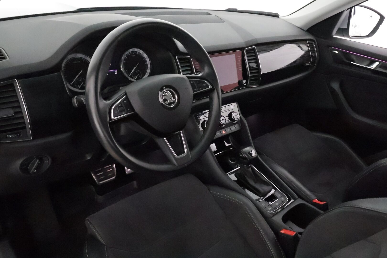 SKODA KODIAQ 2019 2,0 TSI 4x4 Scout DSG Autom. 7-Paikkainen - 3,99 % KORKOTARJOUS TÄHÄN AUTOON - 7-P / Webasto / Adapt.Vakkari / Canton Premium Sound / Vetokoukku / Peruutuskamera / Nahka-Alcantara / Supervarusteet / Juuri tullut Tampereelle!