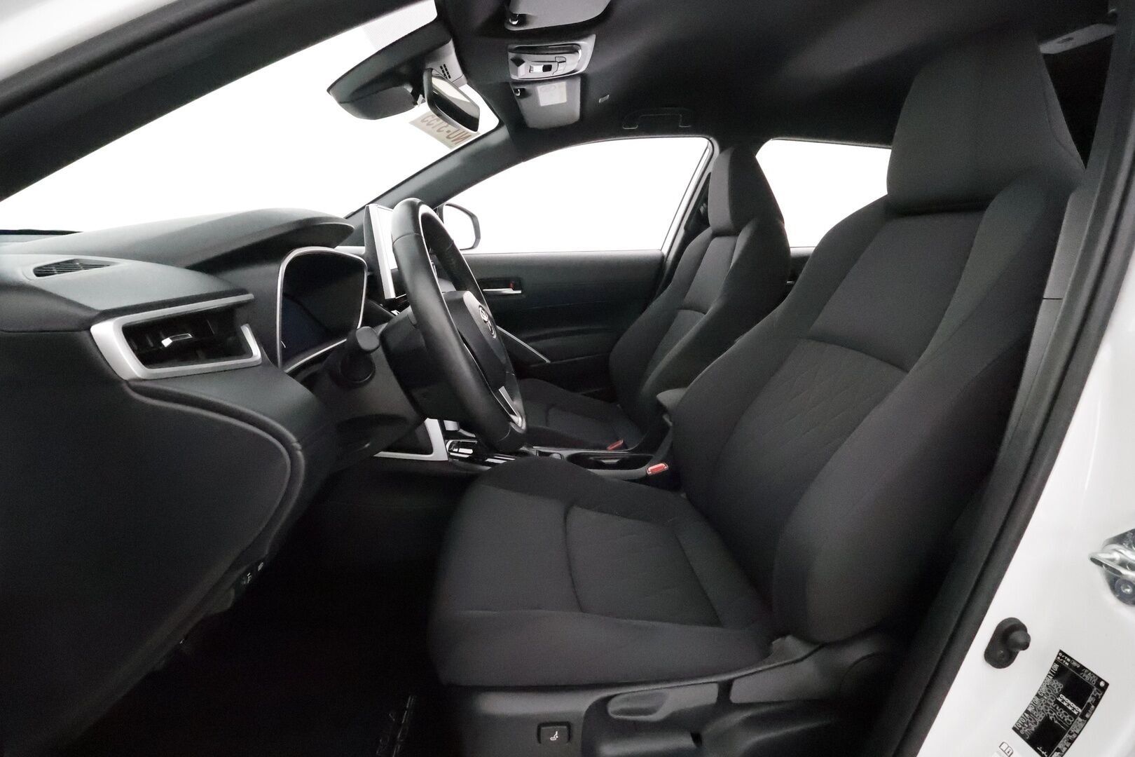TOYOTA COROLLA CROSS 2022 2.0 Hybrid AWD-i Launch Edition ** Adapt.vakkari / P.kamera / Navi / Digimittaristo / KeylessGo / LED / Ratinlämmitin** - 3,99 % KORKOTARJOUS TÄHÄN AUTOON 31.8. ASTI! - Kahdet renkaat aluvanteilla / Merkkihuollettu