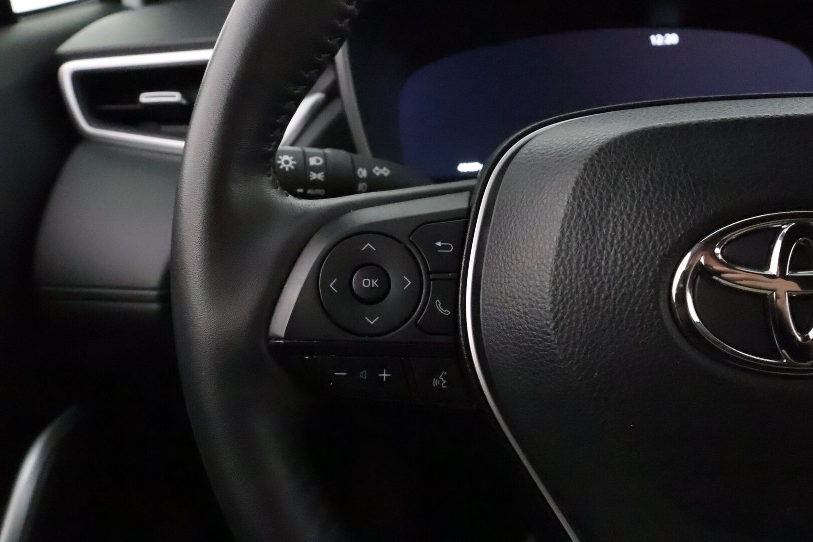 TOYOTA COROLLA CROSS 2022 2.0 Hybrid AWD-i Launch Edition ** Adapt.vakkari / P.kamera / Navi / Digimittaristo / KeylessGo / LED / Ratinlämmitin** - 3,99 % KORKOTARJOUS TÄHÄN AUTOON 31.8. ASTI! - Kahdet renkaat aluvanteilla / Merkkihuollettu