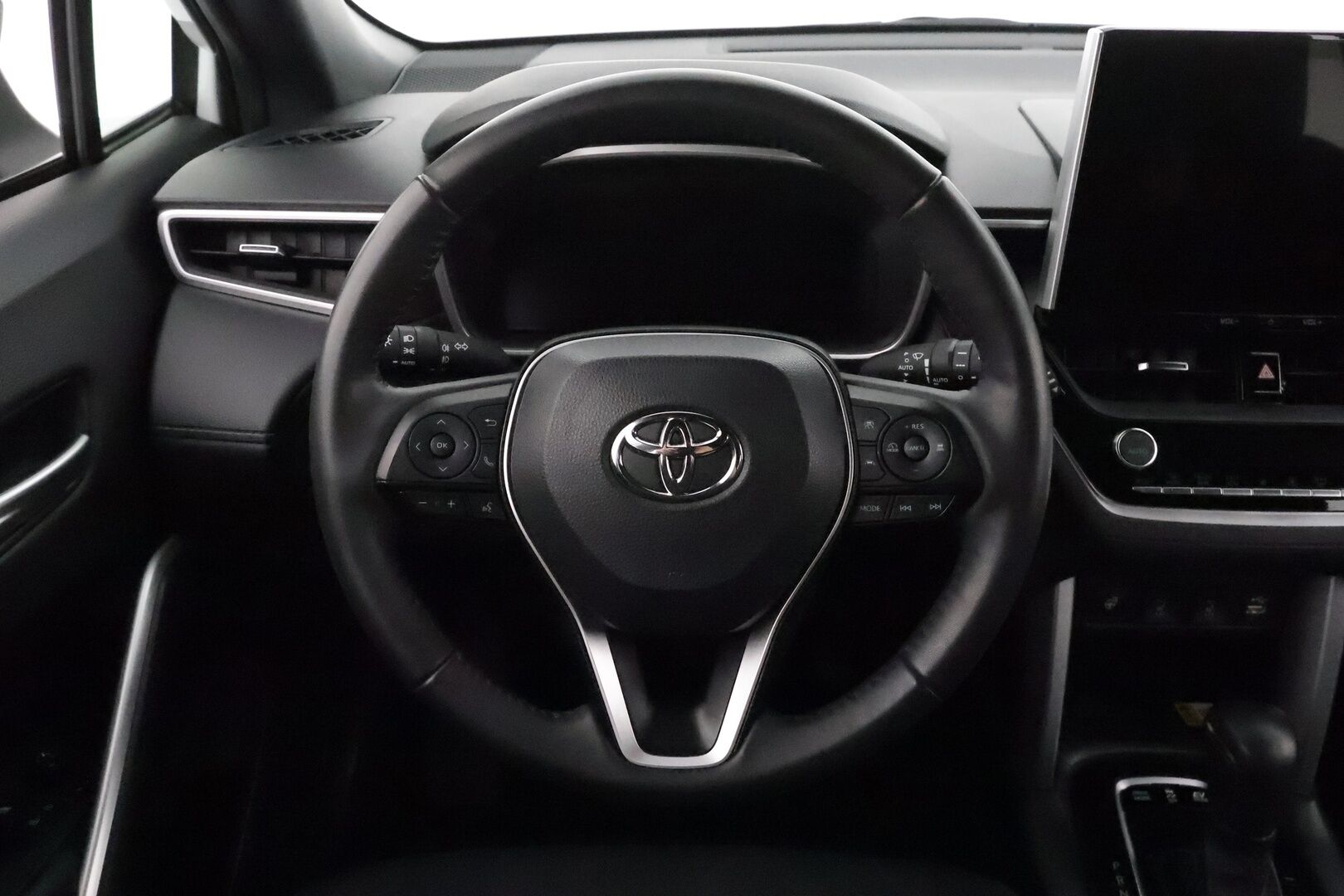 TOYOTA COROLLA CROSS 2022 2.0 Hybrid AWD-i Launch Edition ** Adapt.vakkari / P.kamera / Navi / Digimittaristo / KeylessGo / LED / Ratinlämmitin** - 3,99 % KORKOTARJOUS TÄHÄN AUTOON 31.8. ASTI! - Kahdet renkaat aluvanteilla / Merkkihuollettu