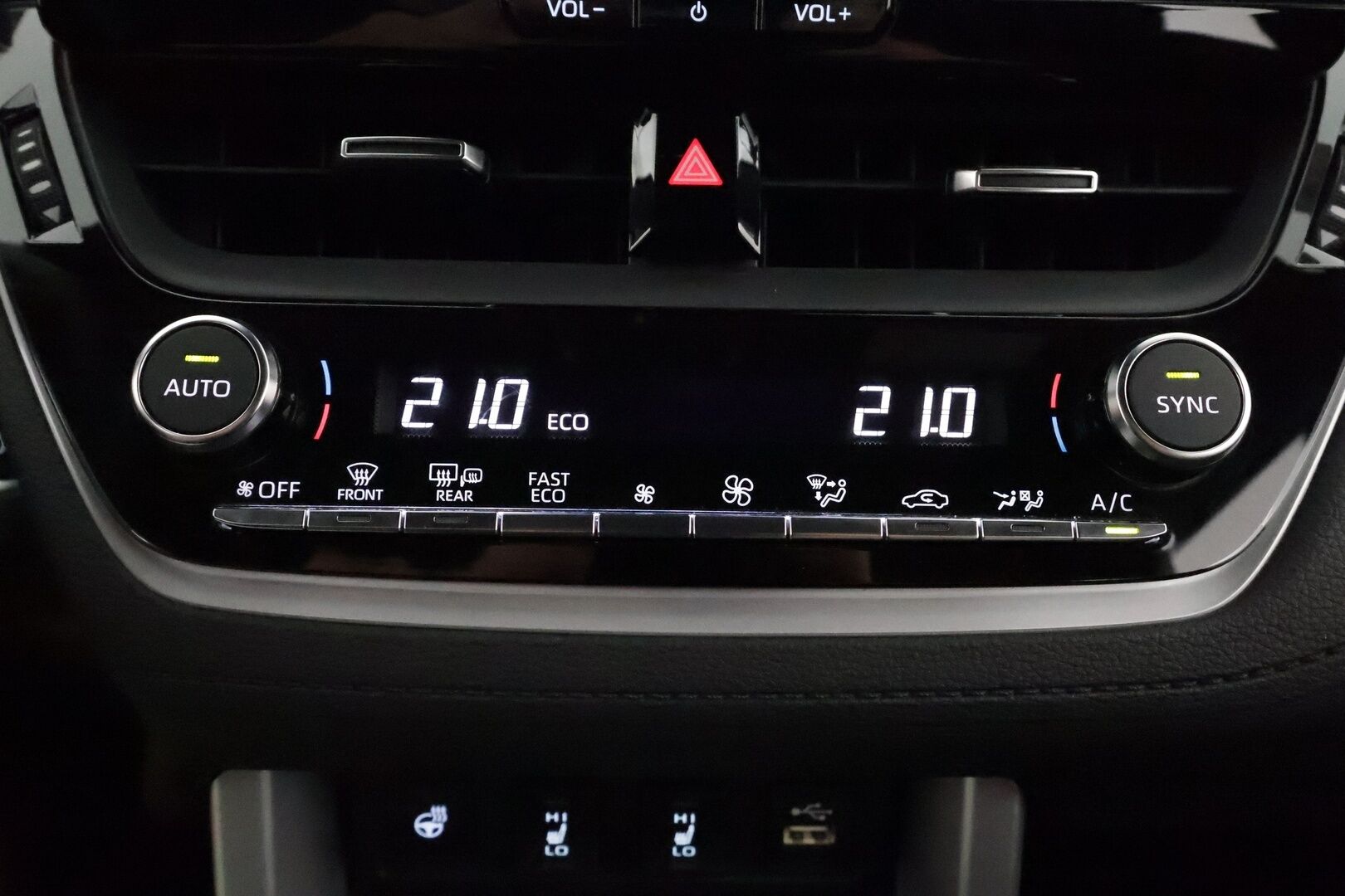 TOYOTA COROLLA CROSS 2022 2.0 Hybrid AWD-i Launch Edition ** Adapt.vakkari / P.kamera / Navi / Digimittaristo / KeylessGo / LED / Ratinlämmitin** - 3,99 % KORKOTARJOUS TÄHÄN AUTOON 31.8. ASTI! - Kahdet renkaat aluvanteilla / Merkkihuollettu