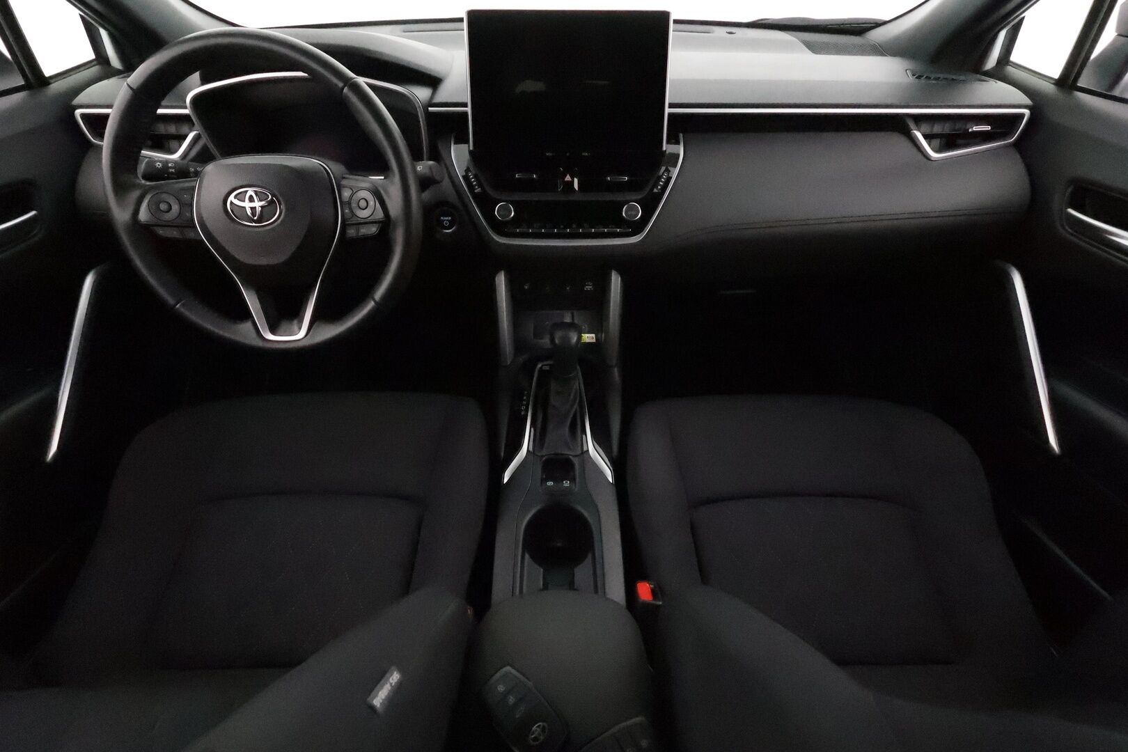 TOYOTA COROLLA CROSS 2022 2.0 Hybrid AWD-i Launch Edition ** Adapt.vakkari / P.kamera / Navi / Digimittaristo / KeylessGo / LED / Ratinlämmitin** - 3,99 % KORKOTARJOUS TÄHÄN AUTOON 31.8. ASTI! - Kahdet renkaat aluvanteilla / Merkkihuollettu